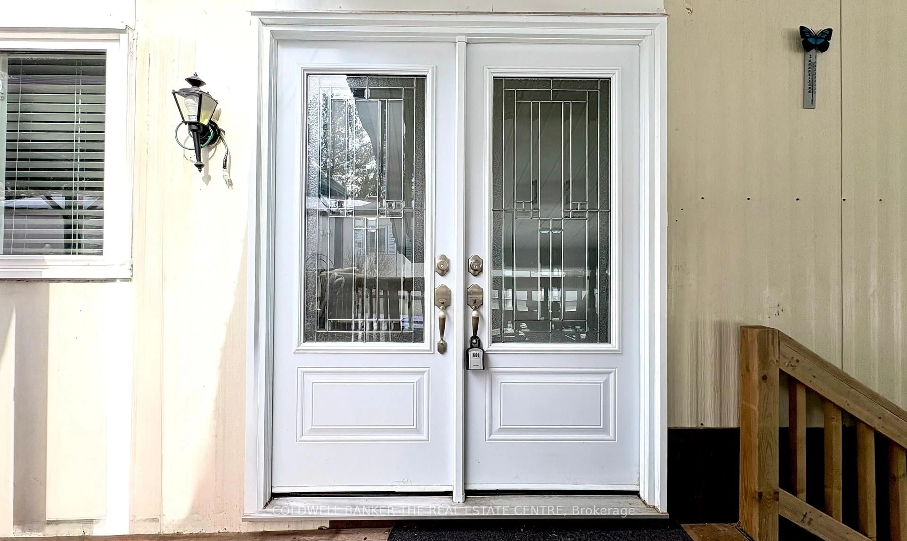 Indoor entryway for 17 Georgian Glen Dr, Wasaga Beach Ontario L9Z 1K6