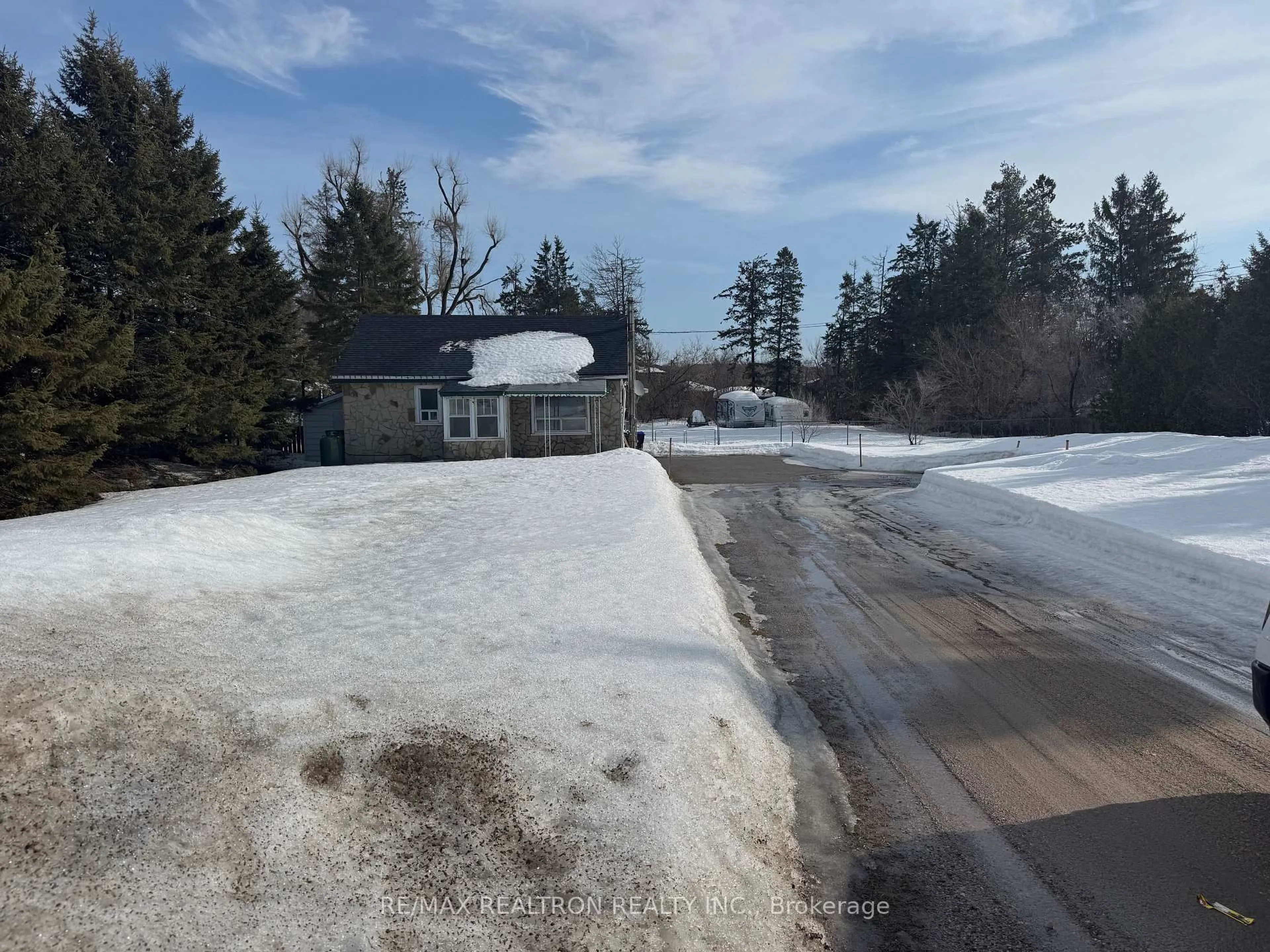 A pic from outside/outdoor area/front of a property/back of a property/a pic from drone, street for 1099 Bayfield St, Springwater Ontario L0L 1X1