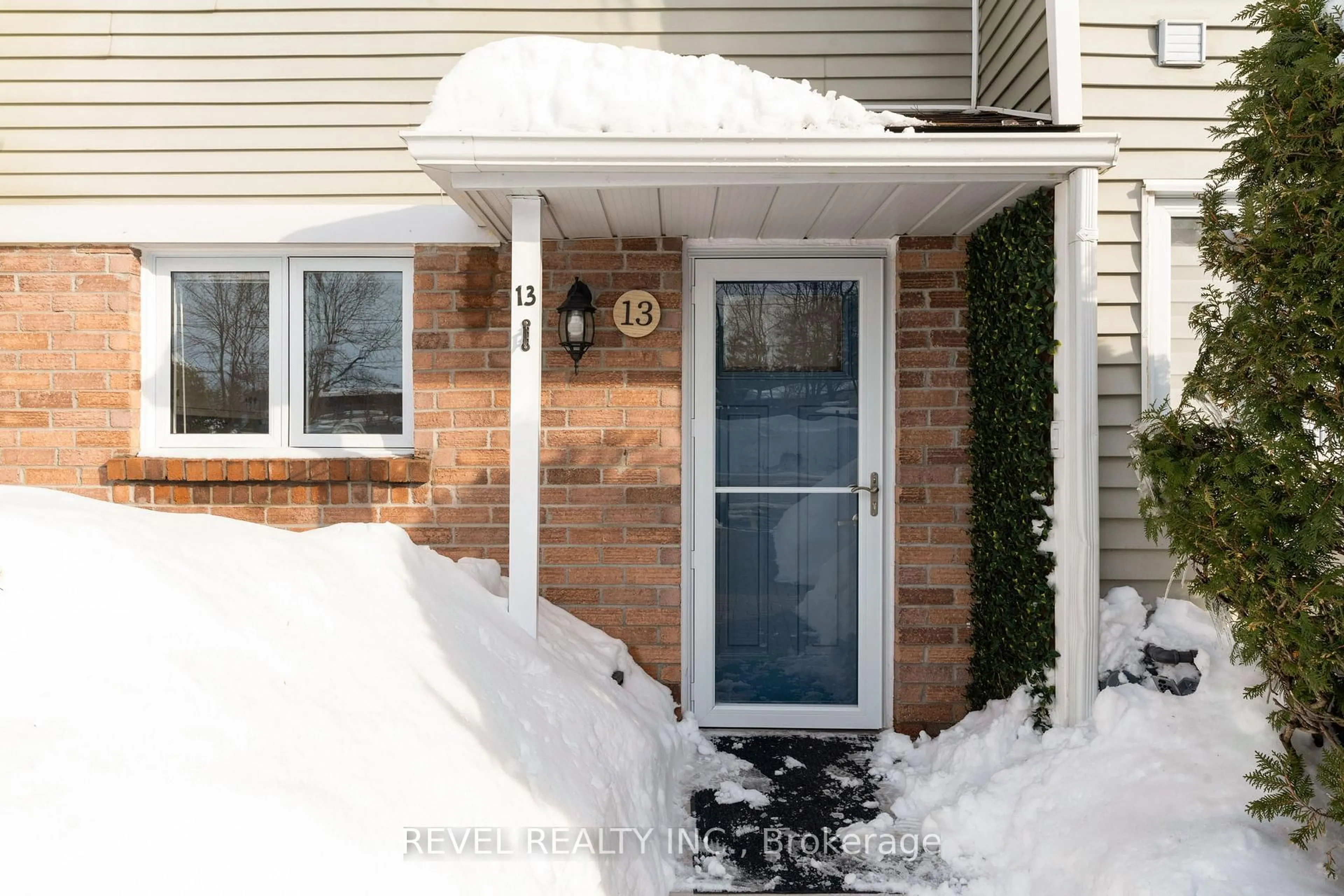 Indoor entryway for 39 28th St #13, Wasaga Beach Ontario L9Z 2E4