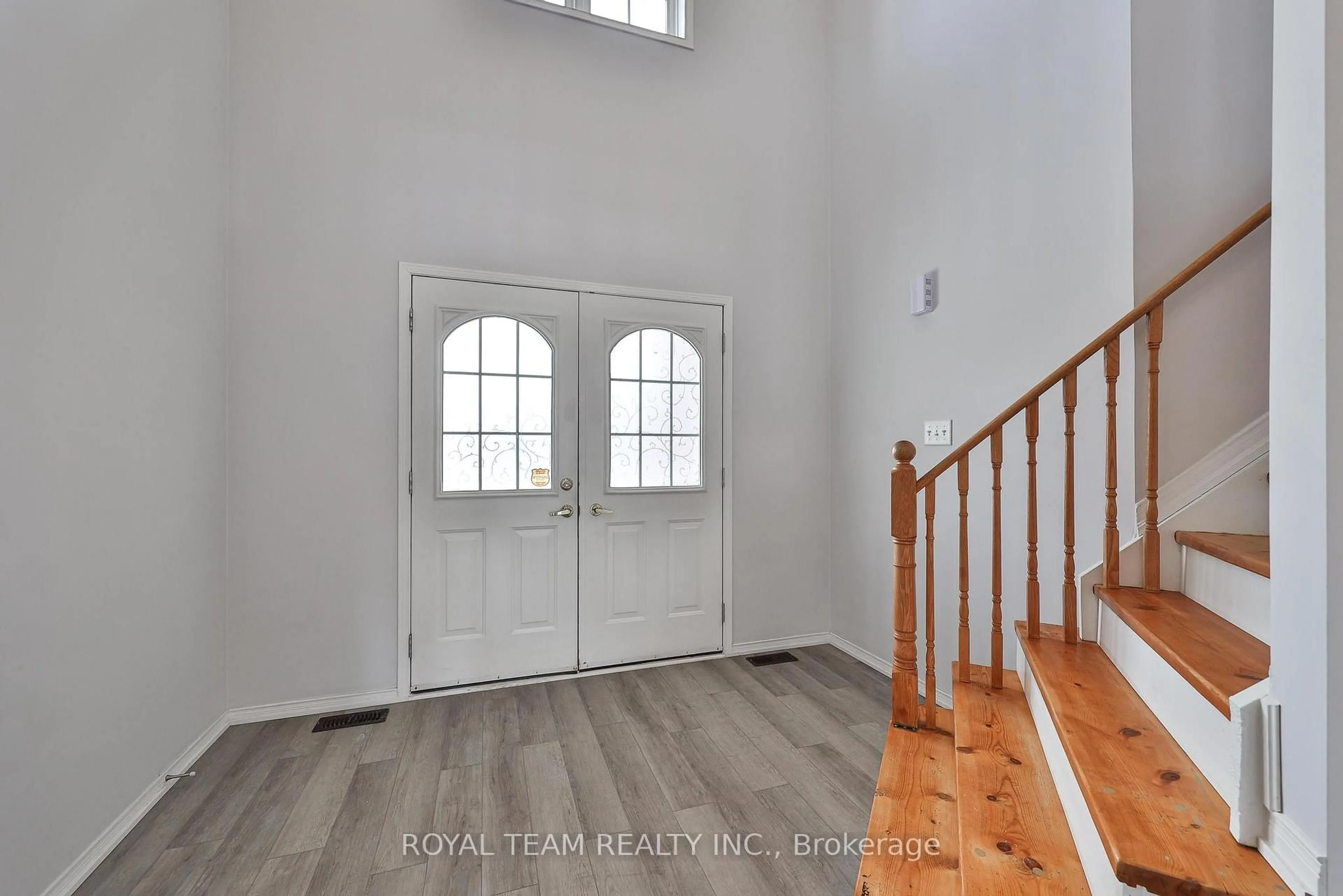 Indoor entryway for 186 Madelaine Dr, Barrie Ontario L4N 0S7