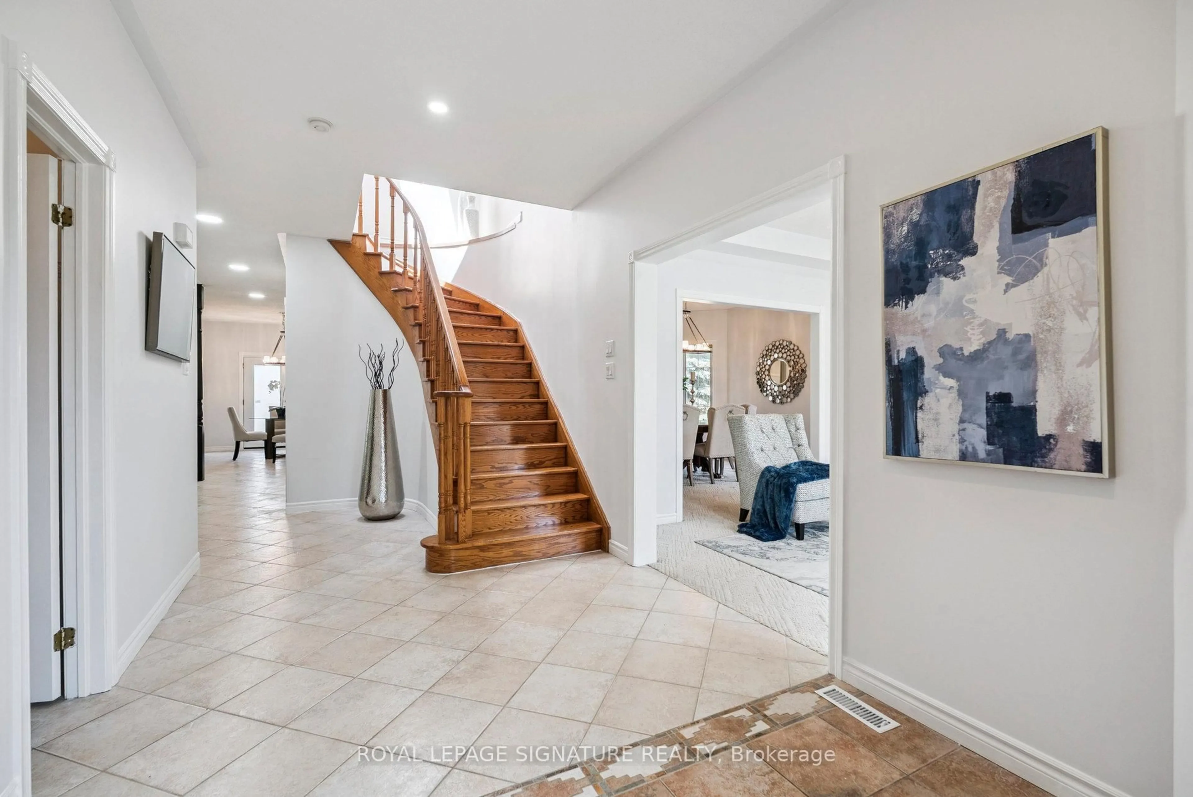 Indoor foyer for 12 Mccullough Crt, Barrie Ontario L4N 8M3
