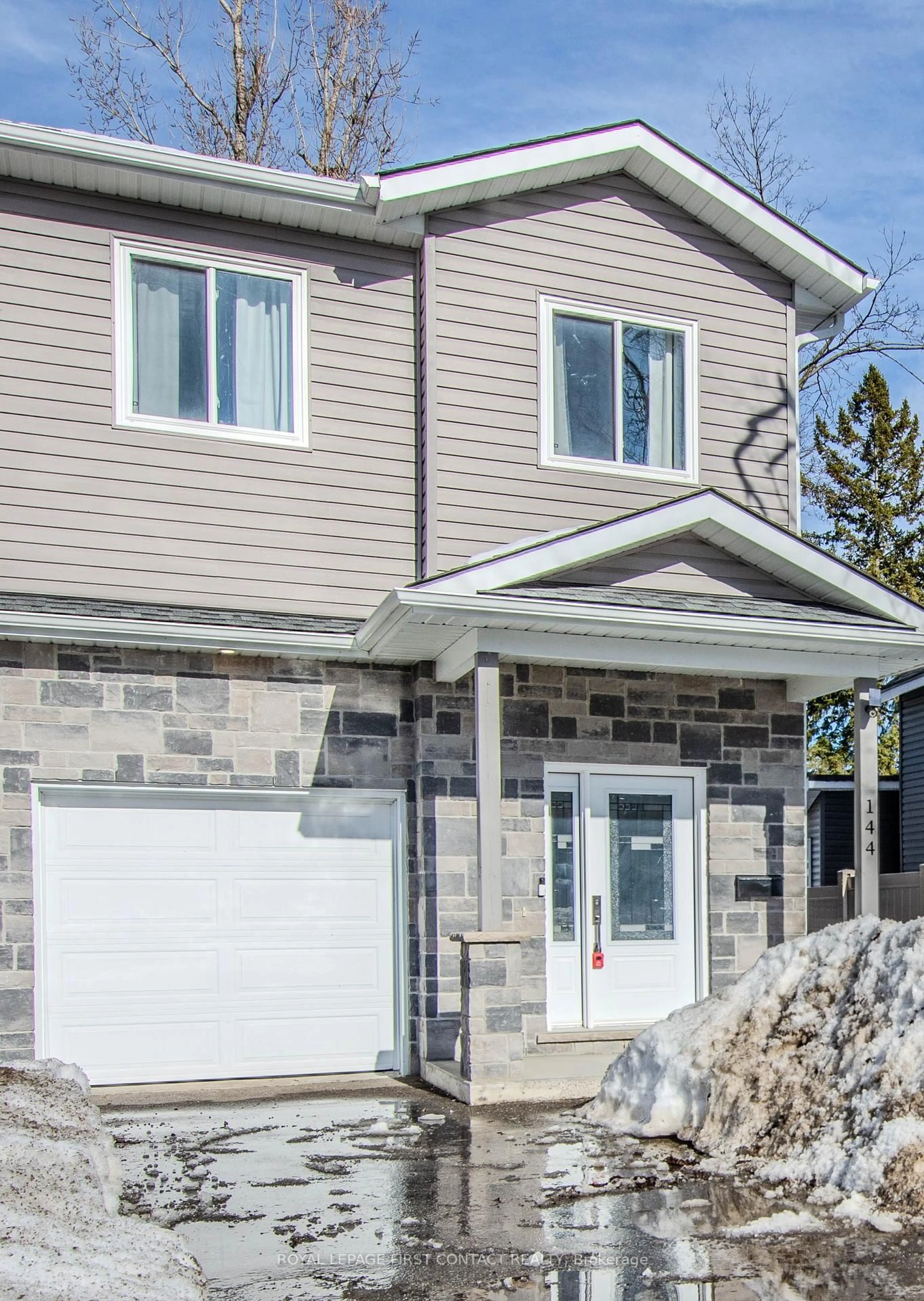 Home with vinyl exterior material, street for 144 Memorial Ave, Orillia Ontario L3C 5X2