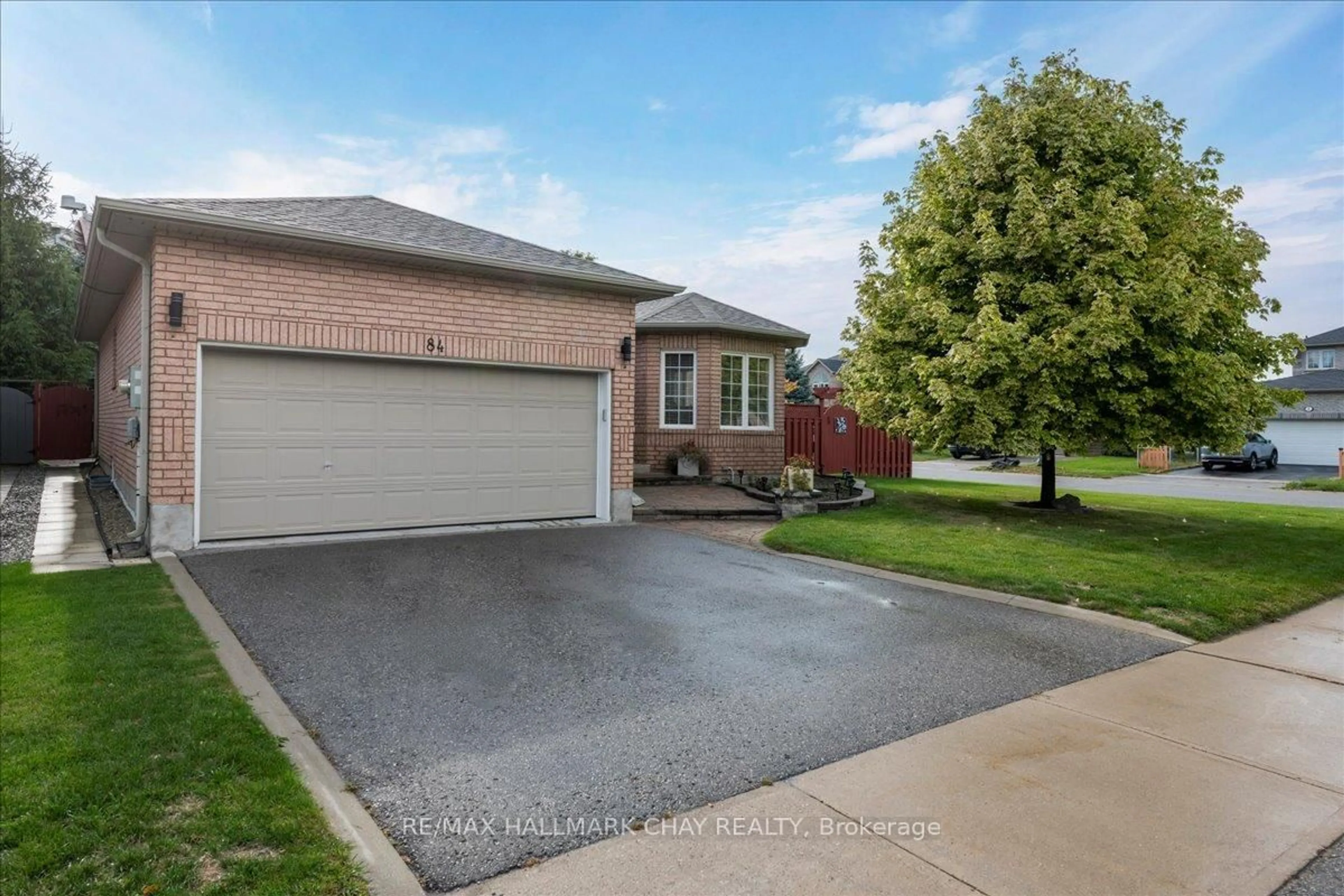 A pic from outside/outdoor area/front of a property/back of a property/a pic from drone, street for 84 Pringle Dr, Barrie Ontario L4N 0R2