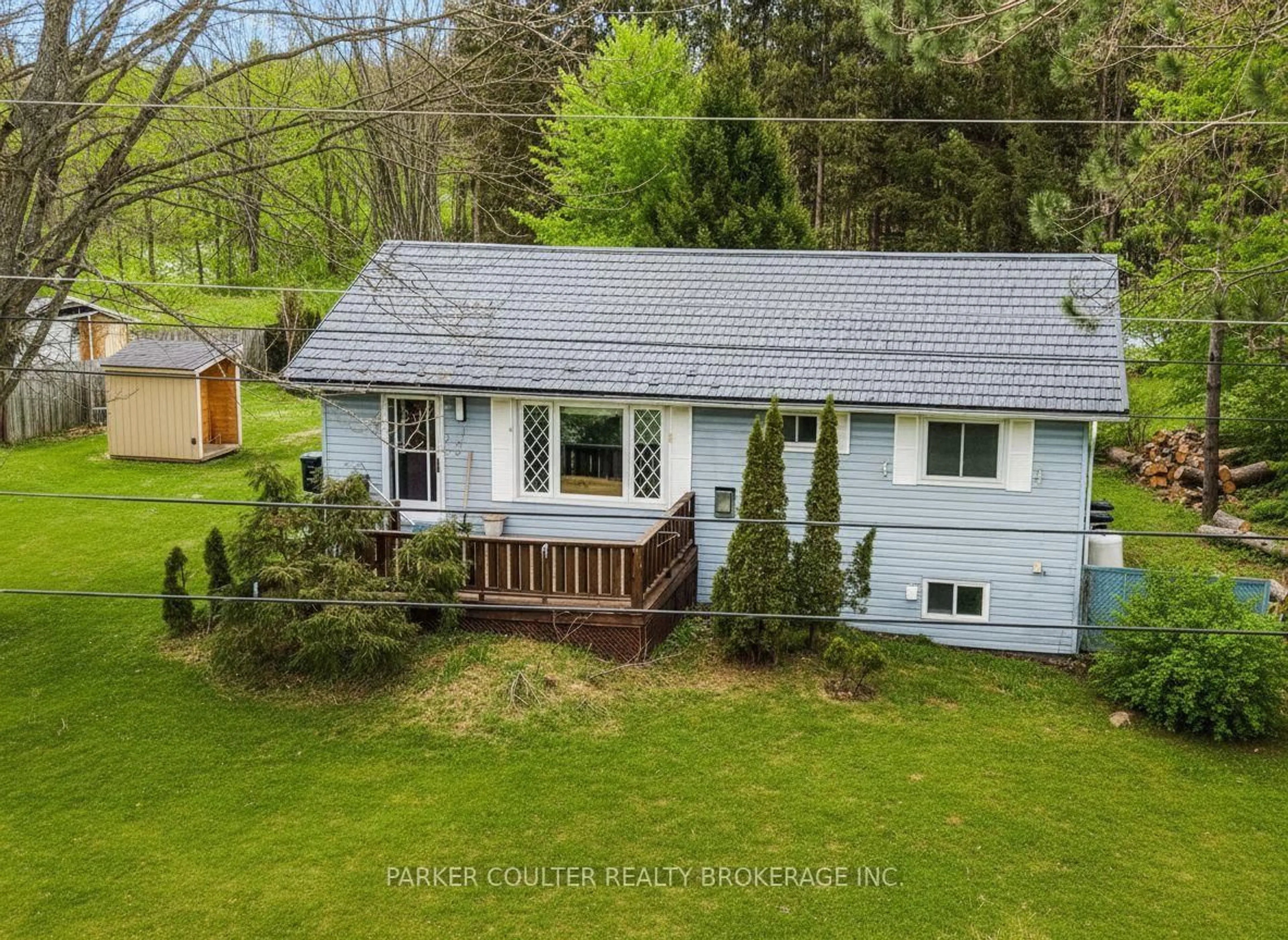 A pic from outside/outdoor area/front of a property/back of a property/a pic from drone, unknown for 8020 Park Lane Cres, Severn Ontario L0K 2B0