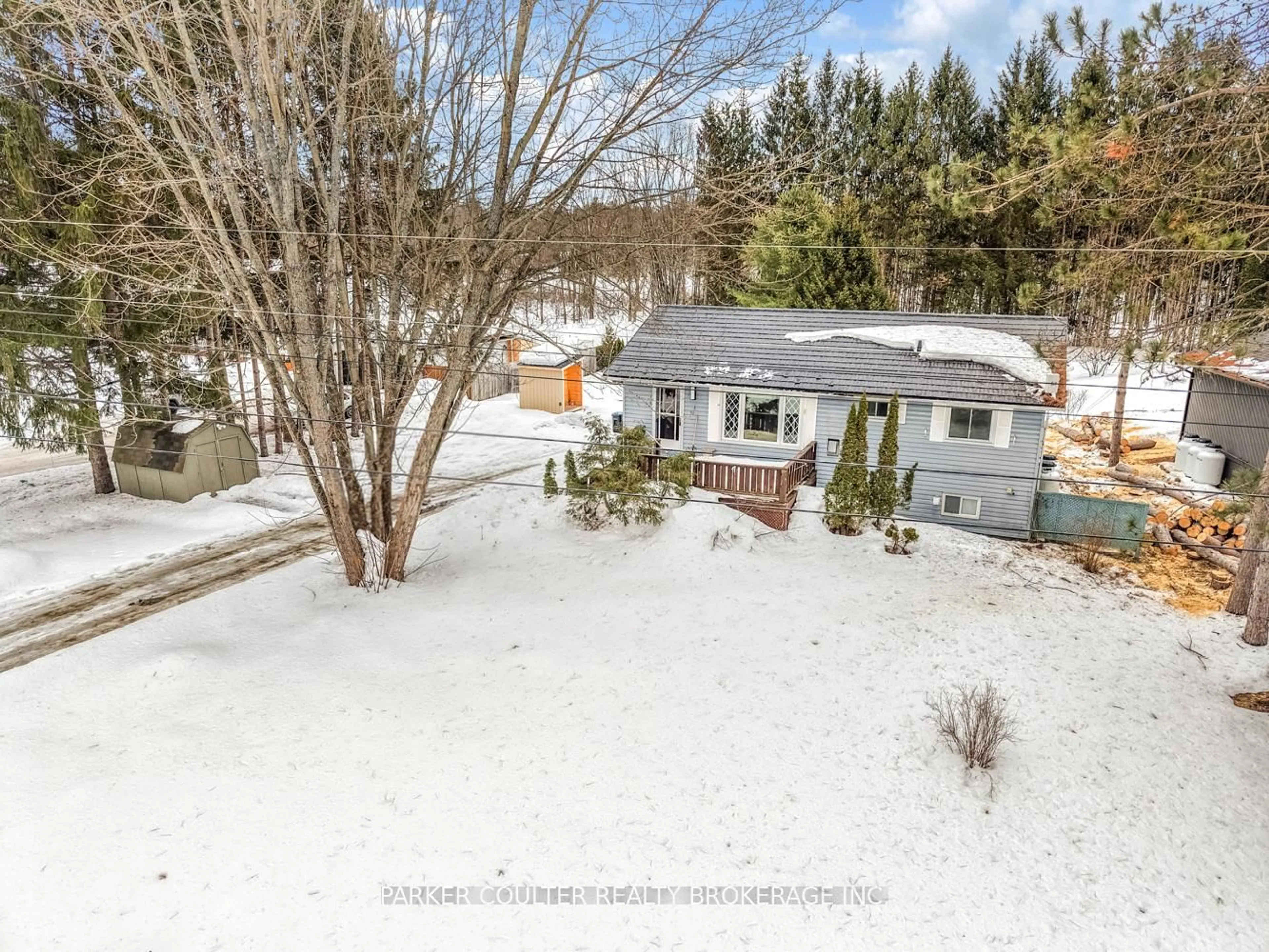 A pic from outside/outdoor area/front of a property/back of a property/a pic from drone, unknown for 8020 Park Lane Cres, Severn Ontario L0K 2B0