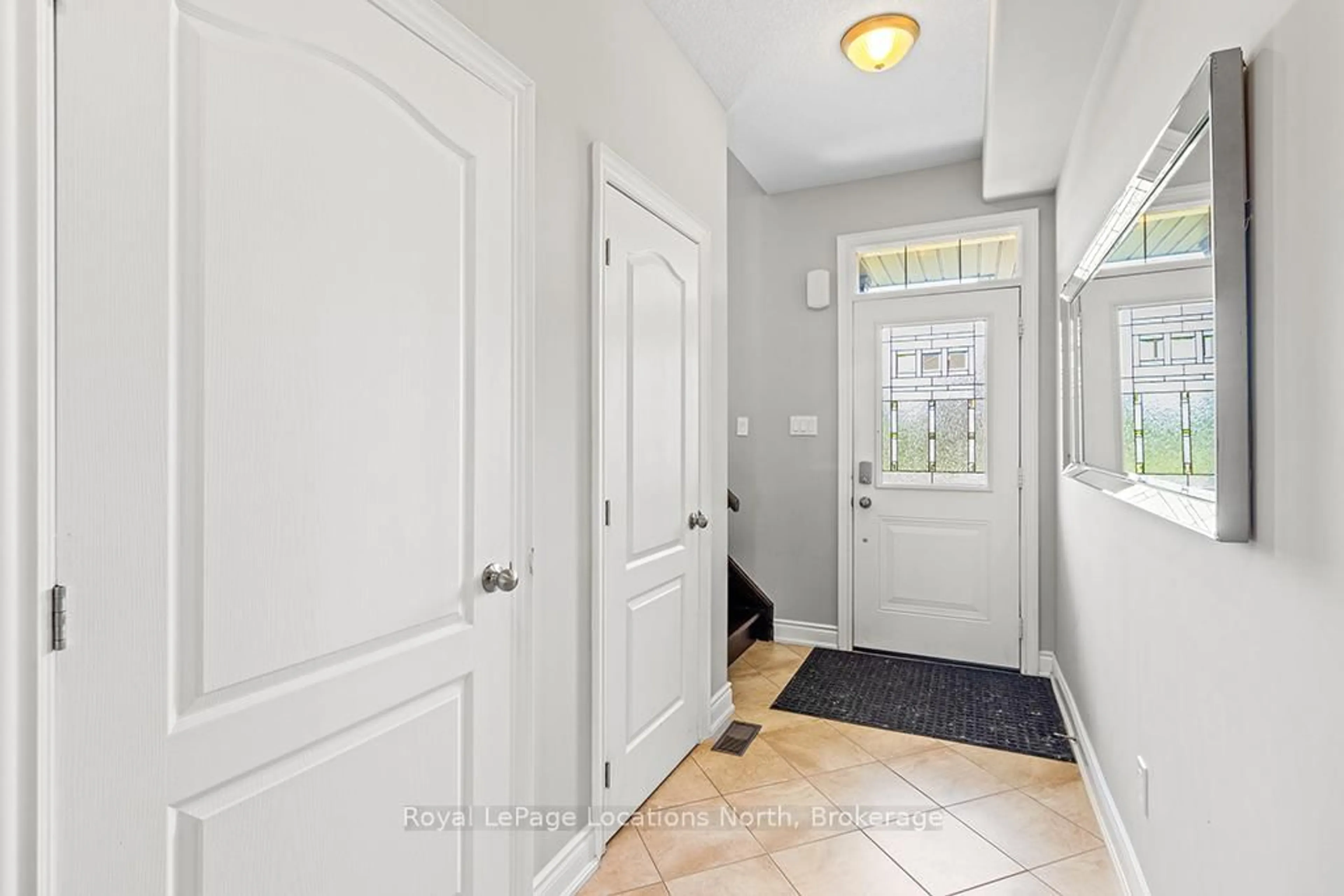 Indoor entryway for 103 Garbutt Cres, Collingwood Ontario L9Y 0H5
