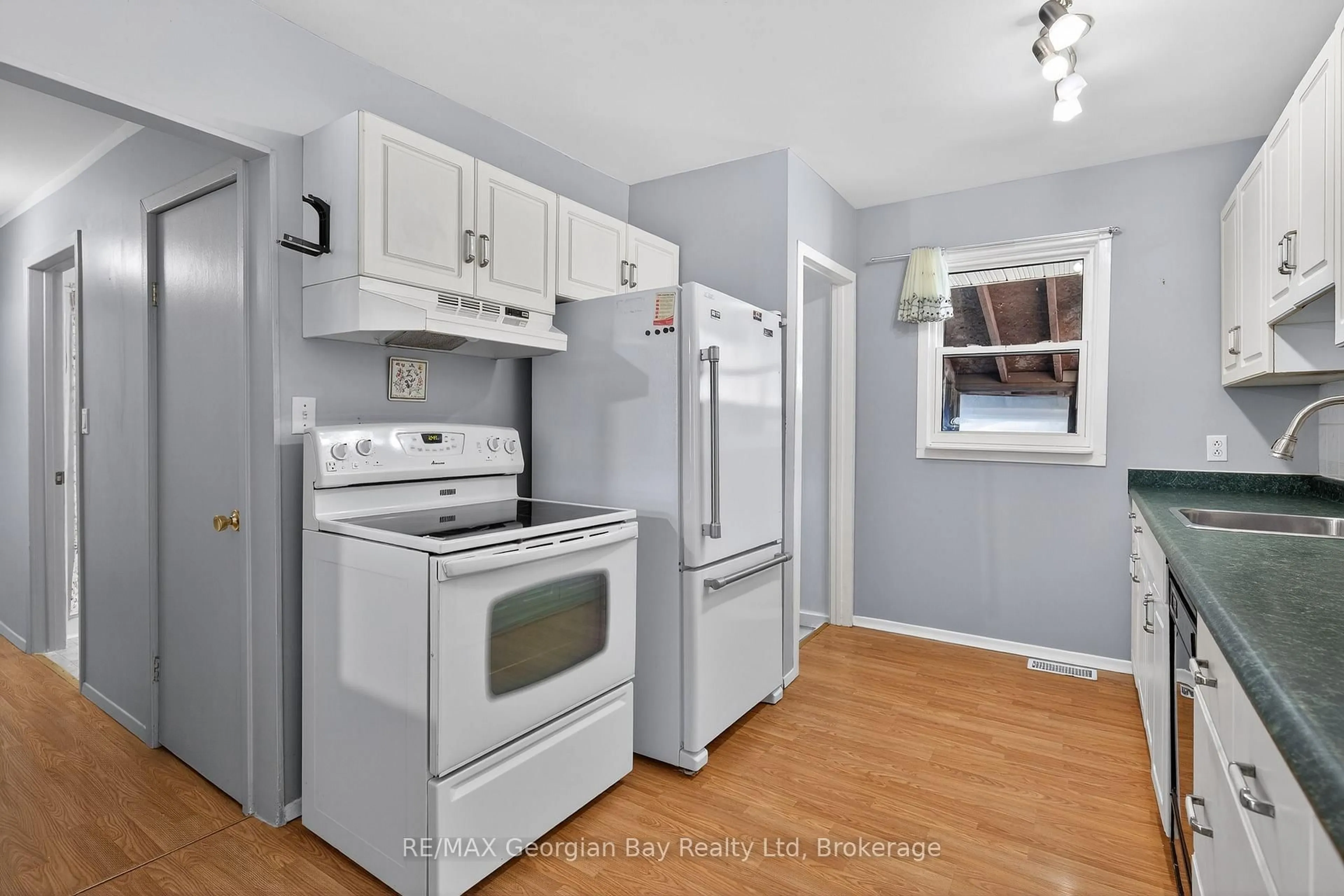 Standard kitchen, unknown for 2407 Rumney Rd, Tay Ontario L4R 4K3