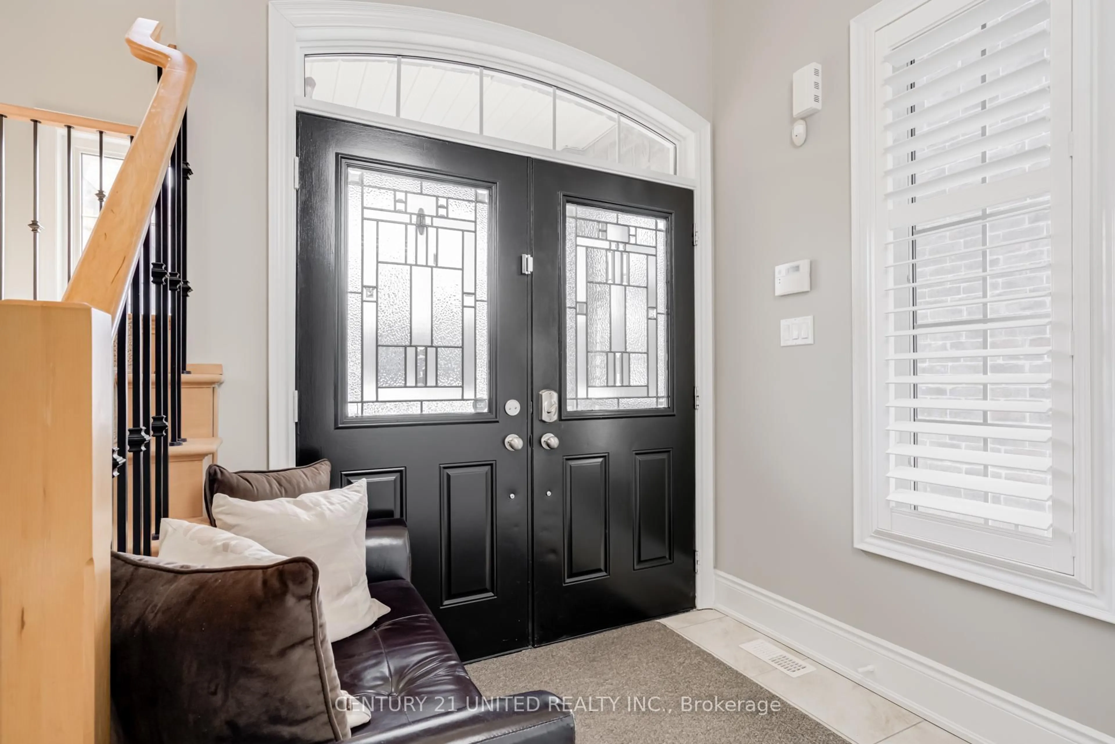 Indoor entryway for 36 Auburn Crt, Barrie Ontario L4N 6G9