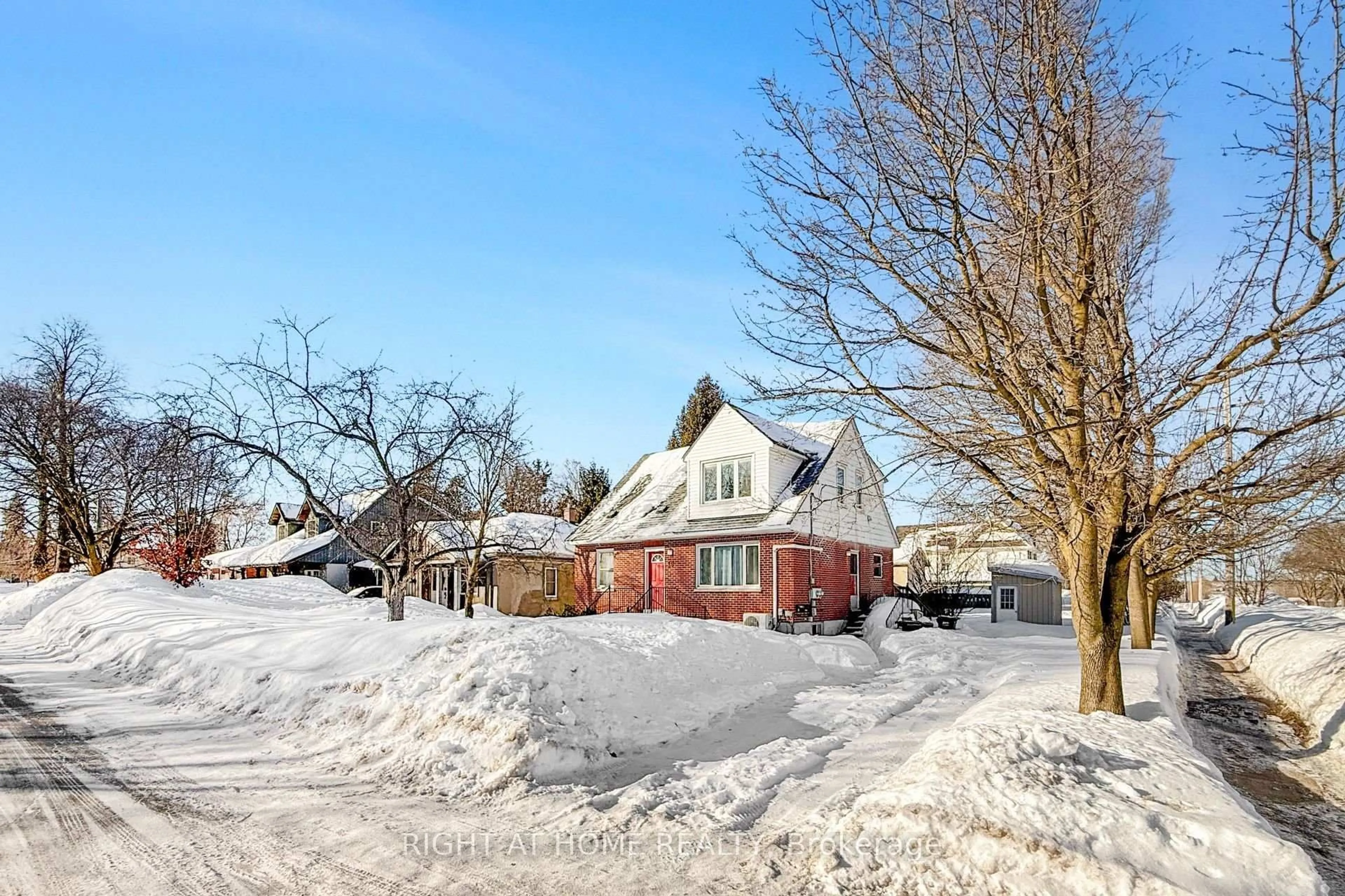 A pic from outside/outdoor area/front of a property/back of a property/a pic from drone, street for 19 Alfred St, Barrie Ontario L4N 3L9