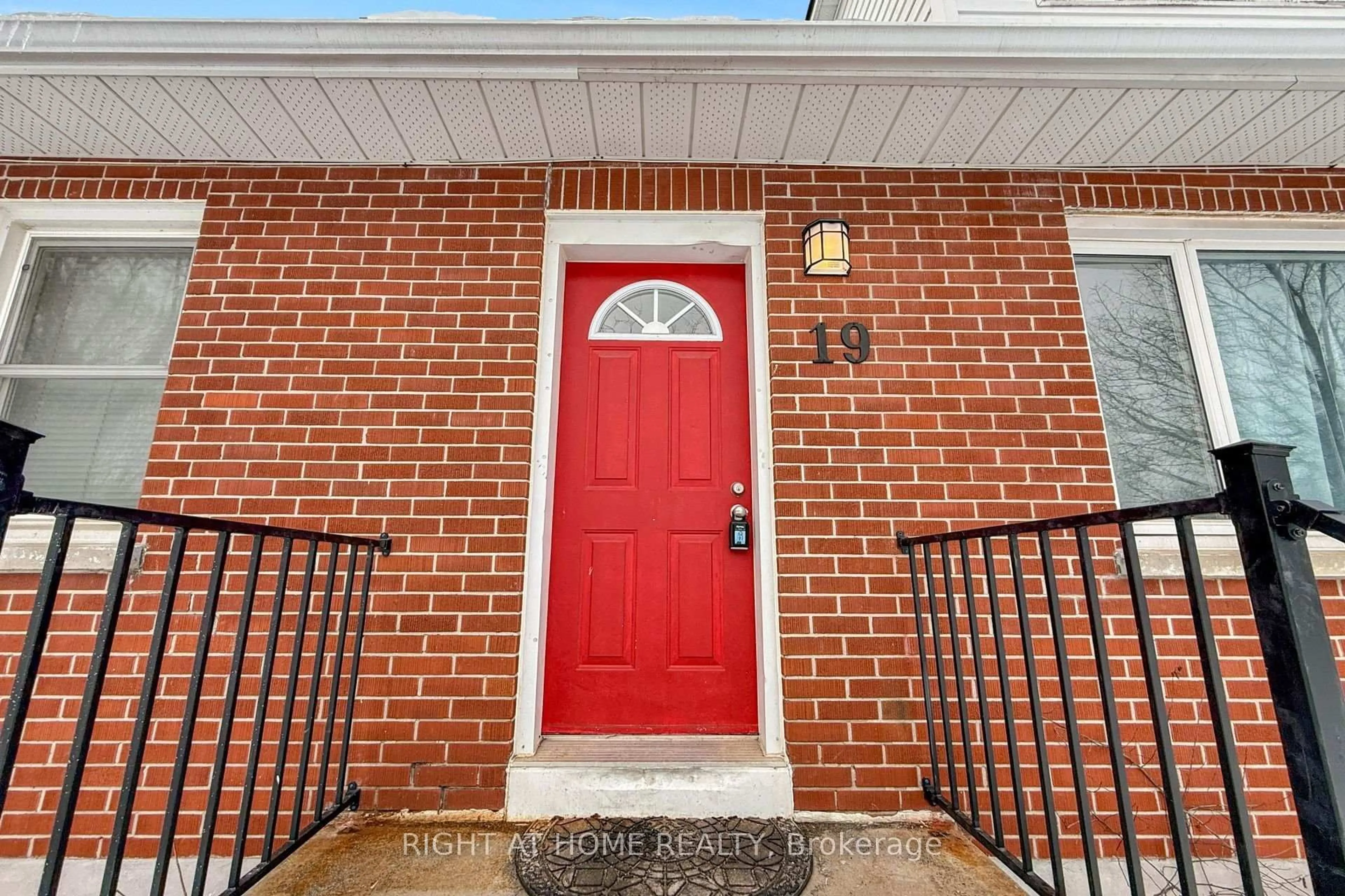 Indoor entryway for 19 Alfred St, Barrie Ontario L4N 3L9