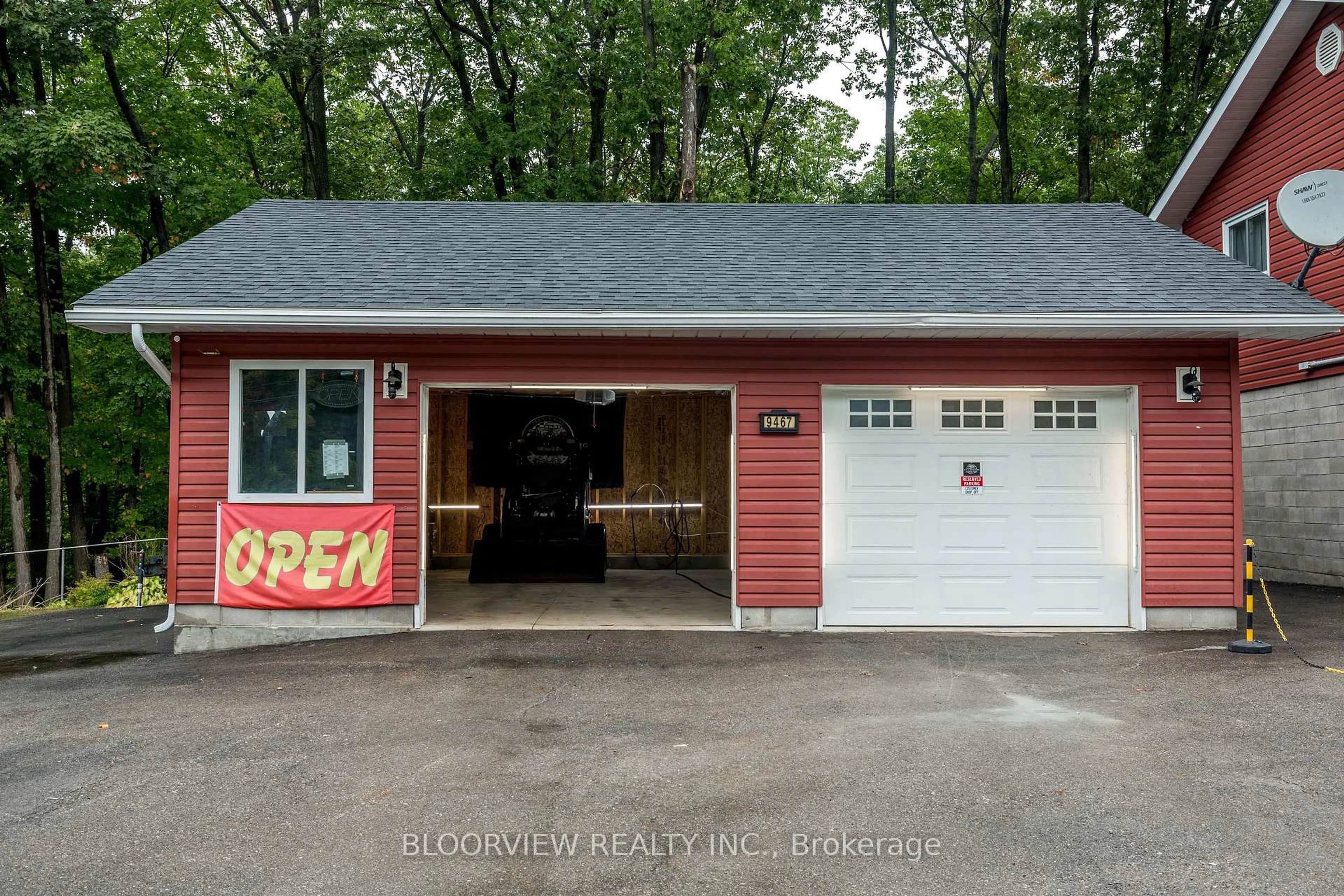 Indoor garage for 9467 County 93 Rd, Midland Ontario L4R 4L9