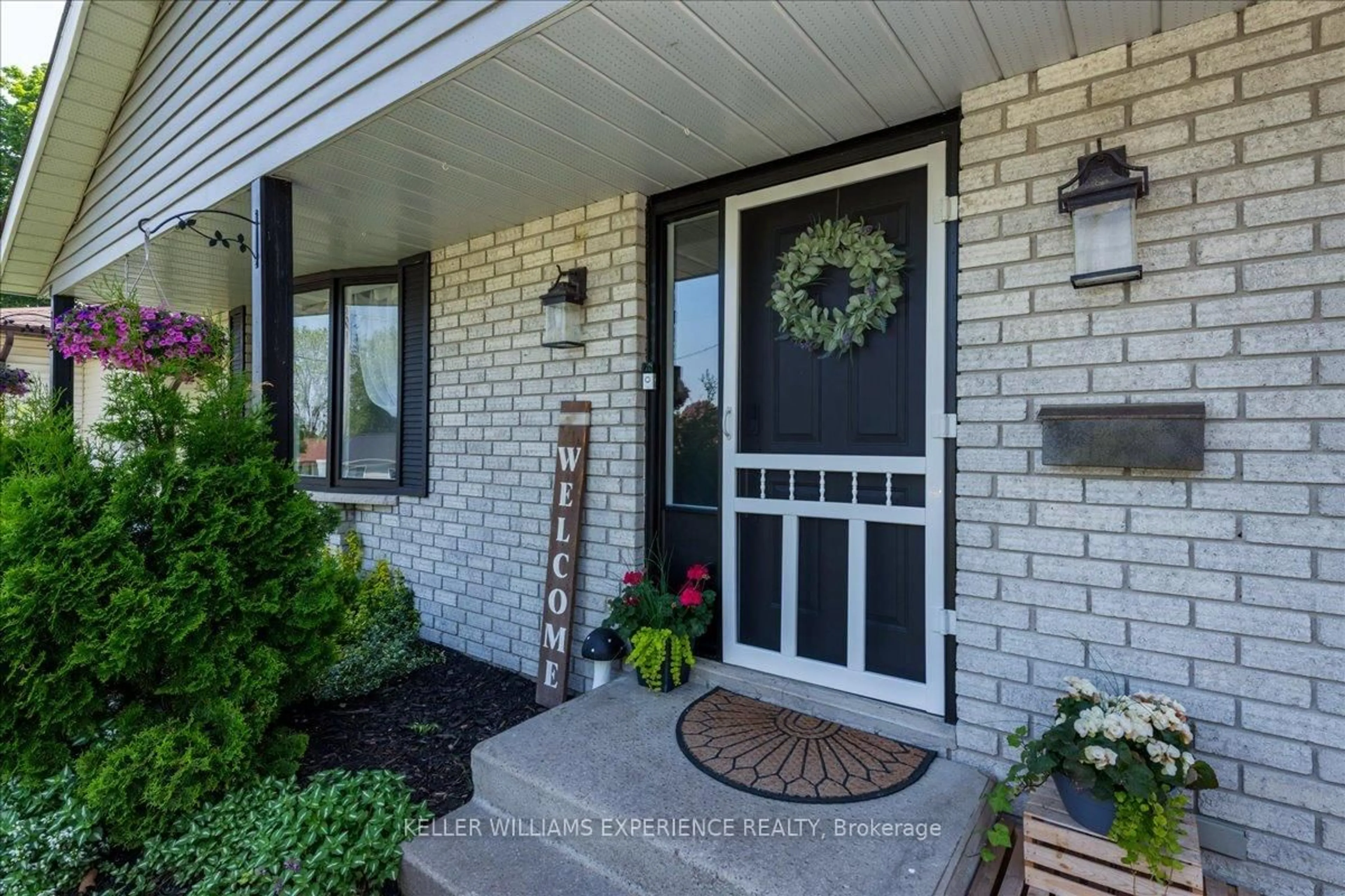 Indoor entryway for 11 Murray St, Orillia Ontario L3V 2L8