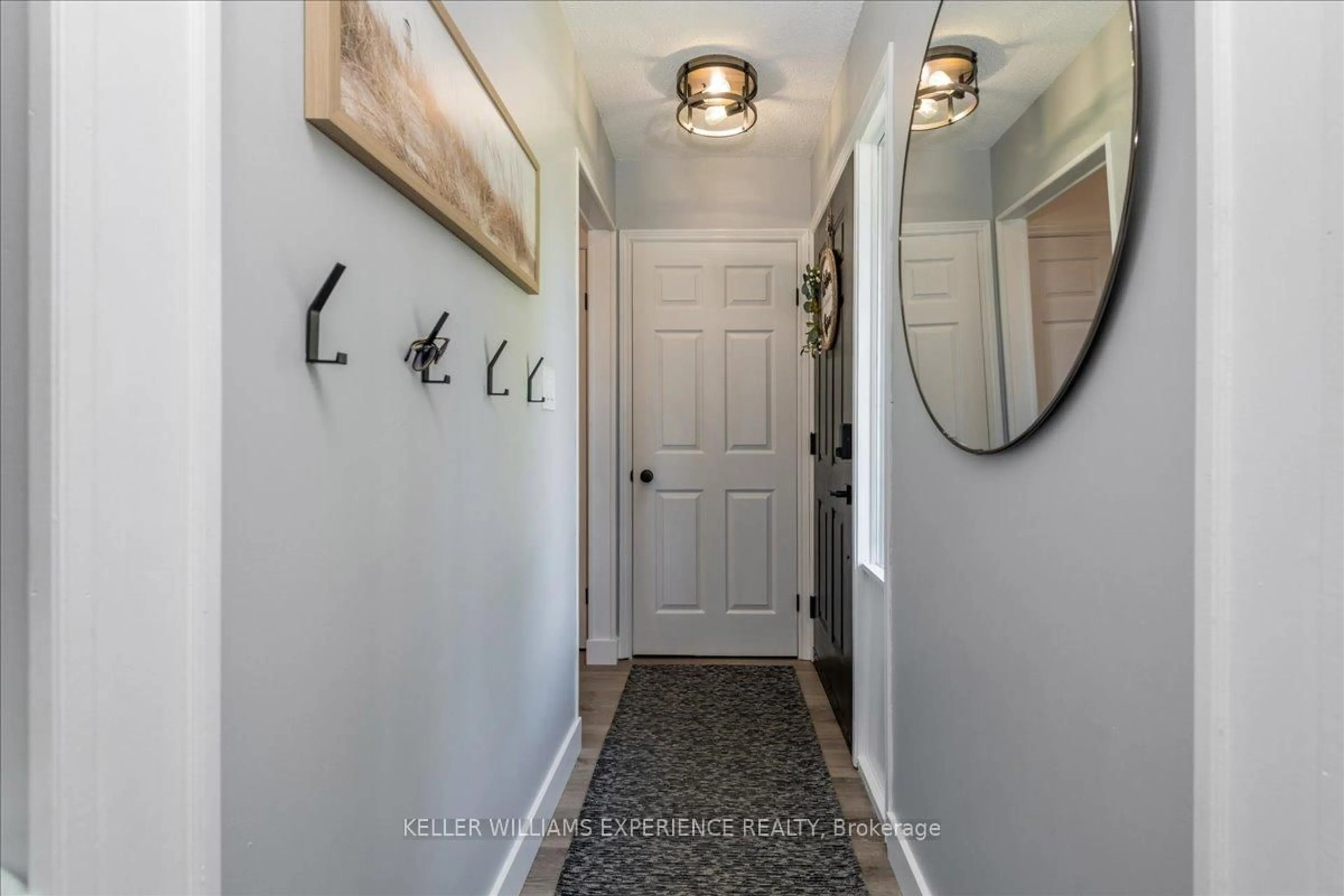 Indoor entryway for 11 Murray St, Orillia Ontario L3V 2L8
