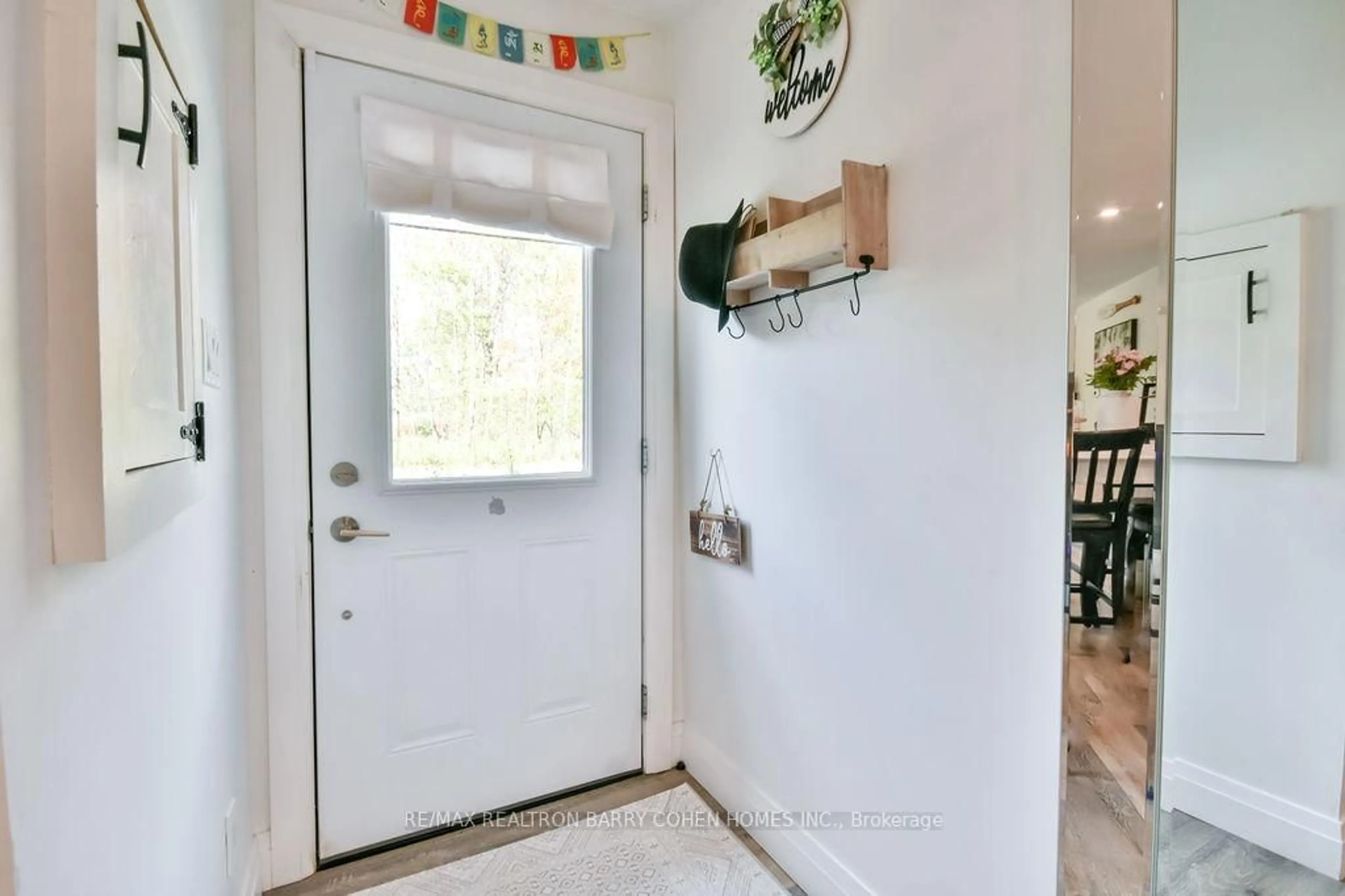 Indoor entryway for 2695 Cumberland Rd, Severn Ontario L0K 1G0