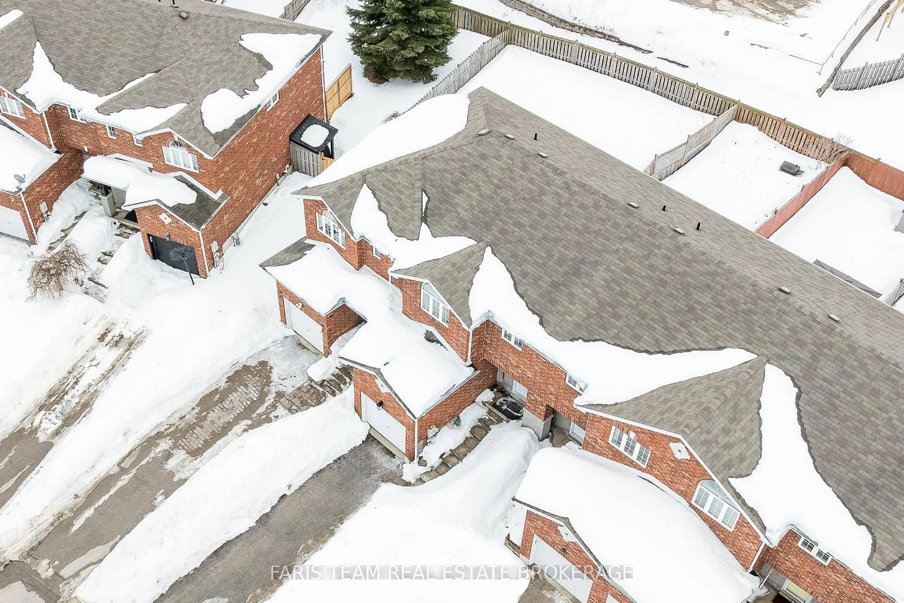 A pic from outside/outdoor area/front of a property/back of a property/a pic from drone, street for 233 Stanley St, Barrie Ontario L4M 6X9