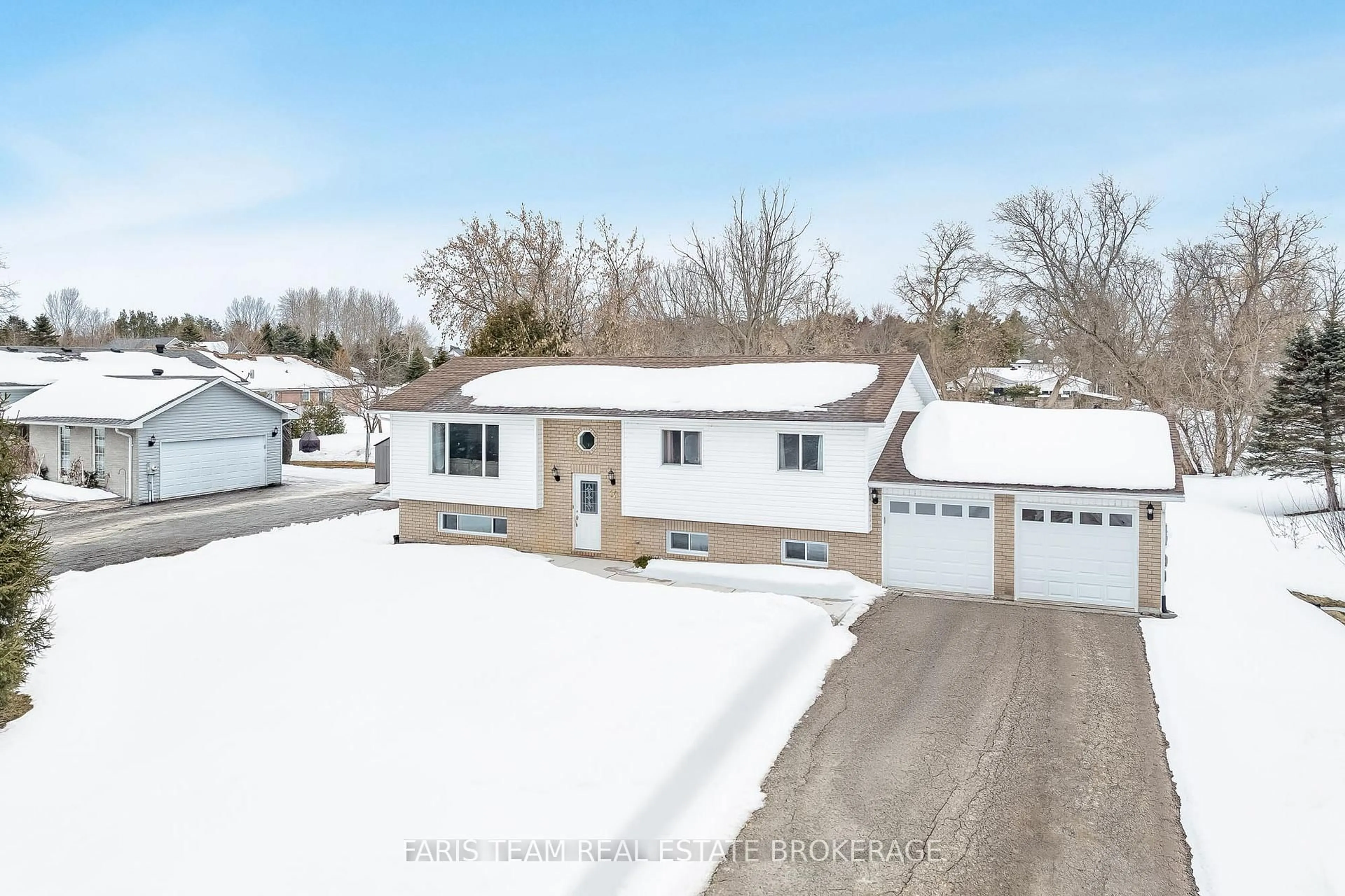 A pic from outside/outdoor area/front of a property/back of a property/a pic from drone, street for 10 Surrey Lane, Clearview Ontario L0M 1N0