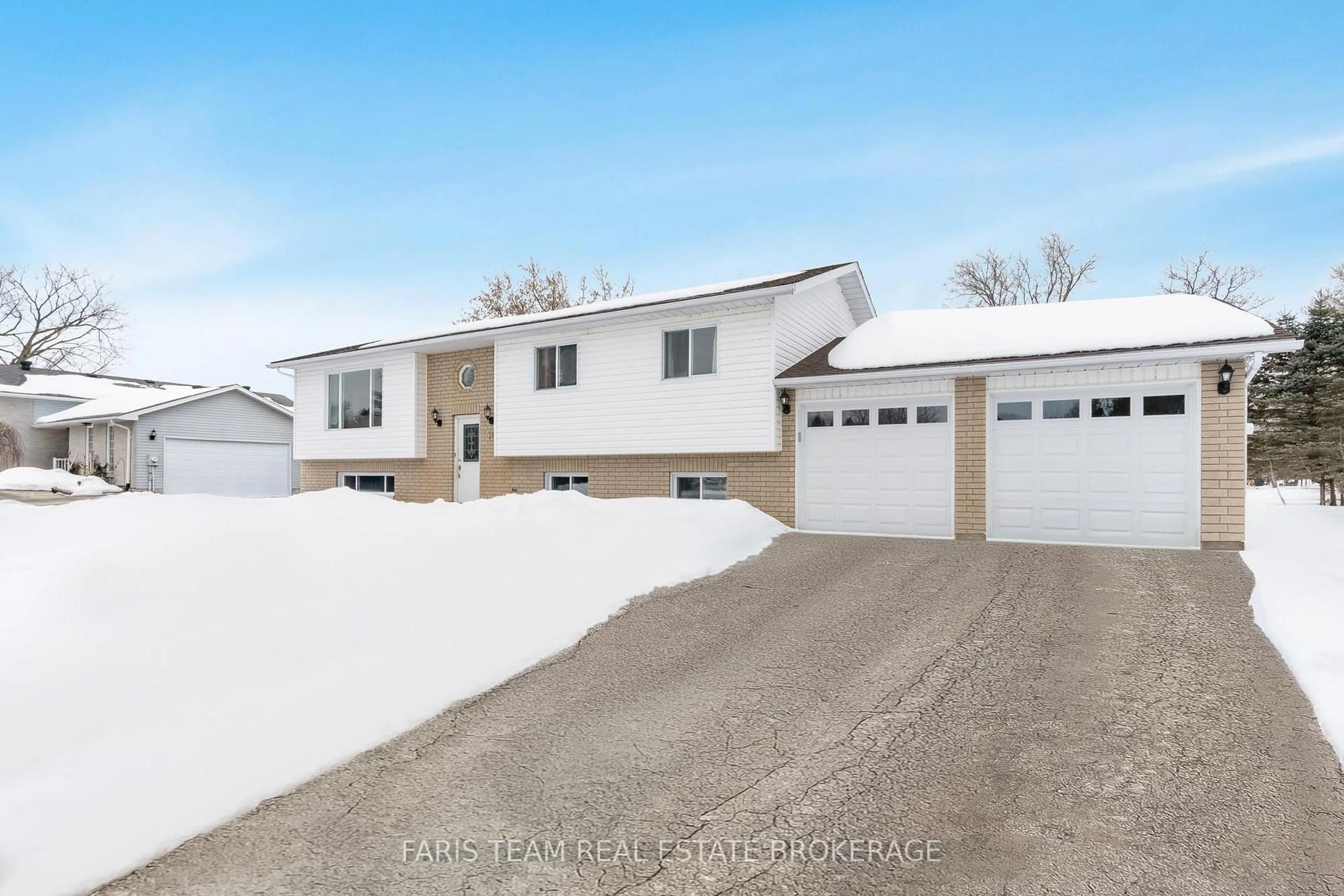 Home with vinyl exterior material, street for 10 Surrey Lane, Clearview Ontario L0M 1N0