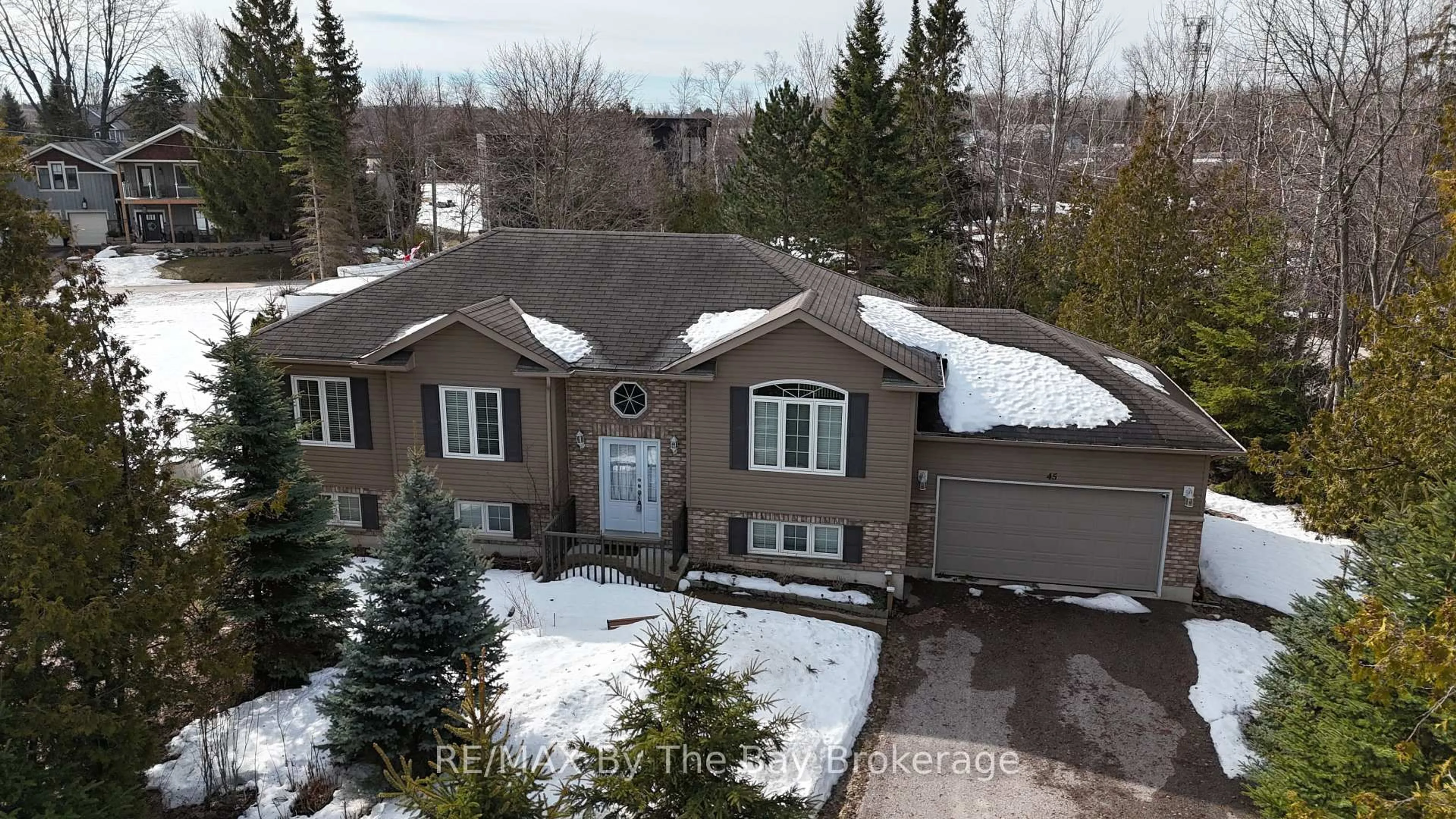 A pic from outside/outdoor area/front of a property/back of a property/a pic from drone, unknown for 45 William Ave, Wasaga Beach Ontario L9Z 2X3