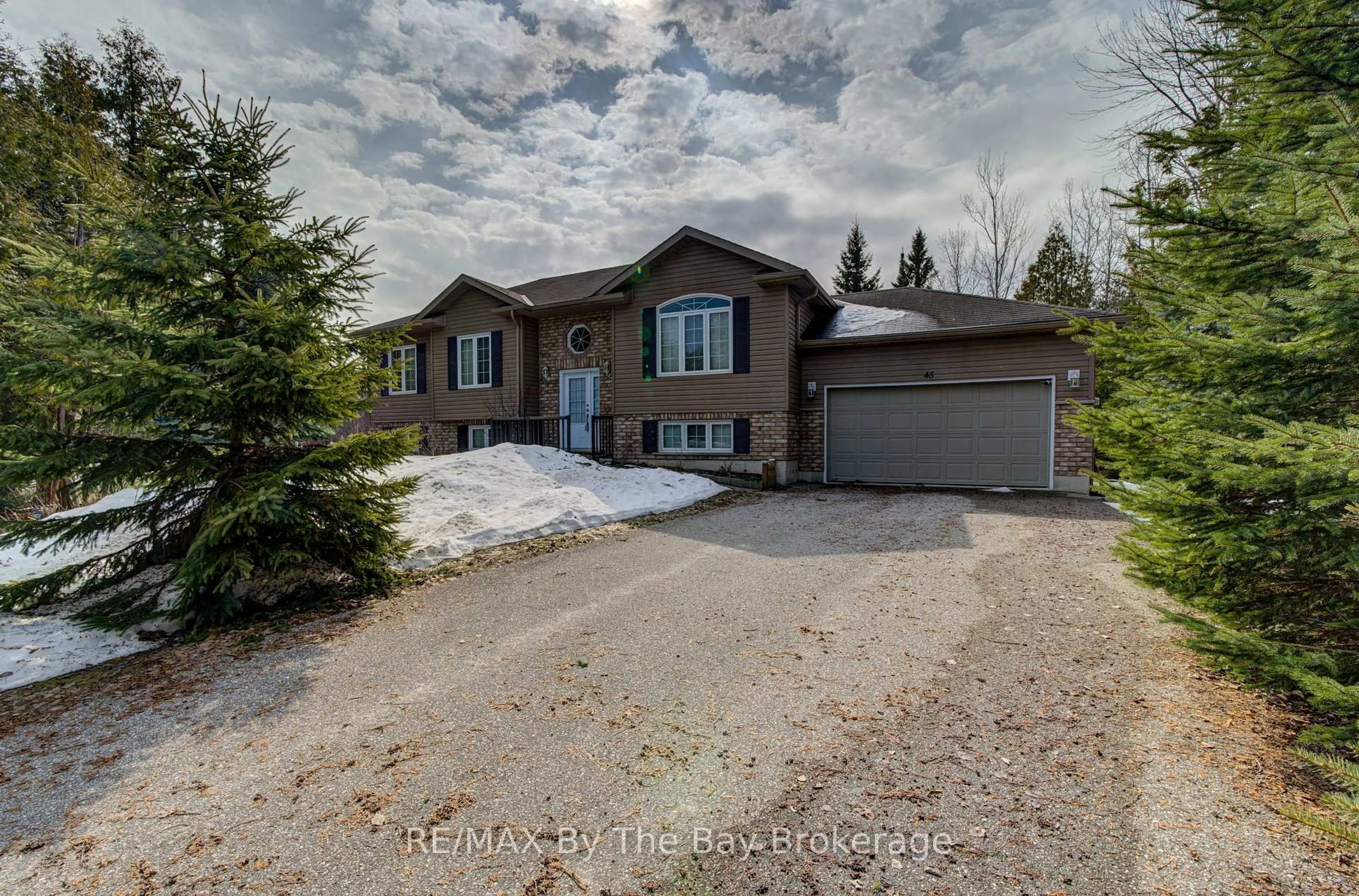 A pic from outside/outdoor area/front of a property/back of a property/a pic from drone, street for 45 William Ave, Wasaga Beach Ontario L9Z 2X3