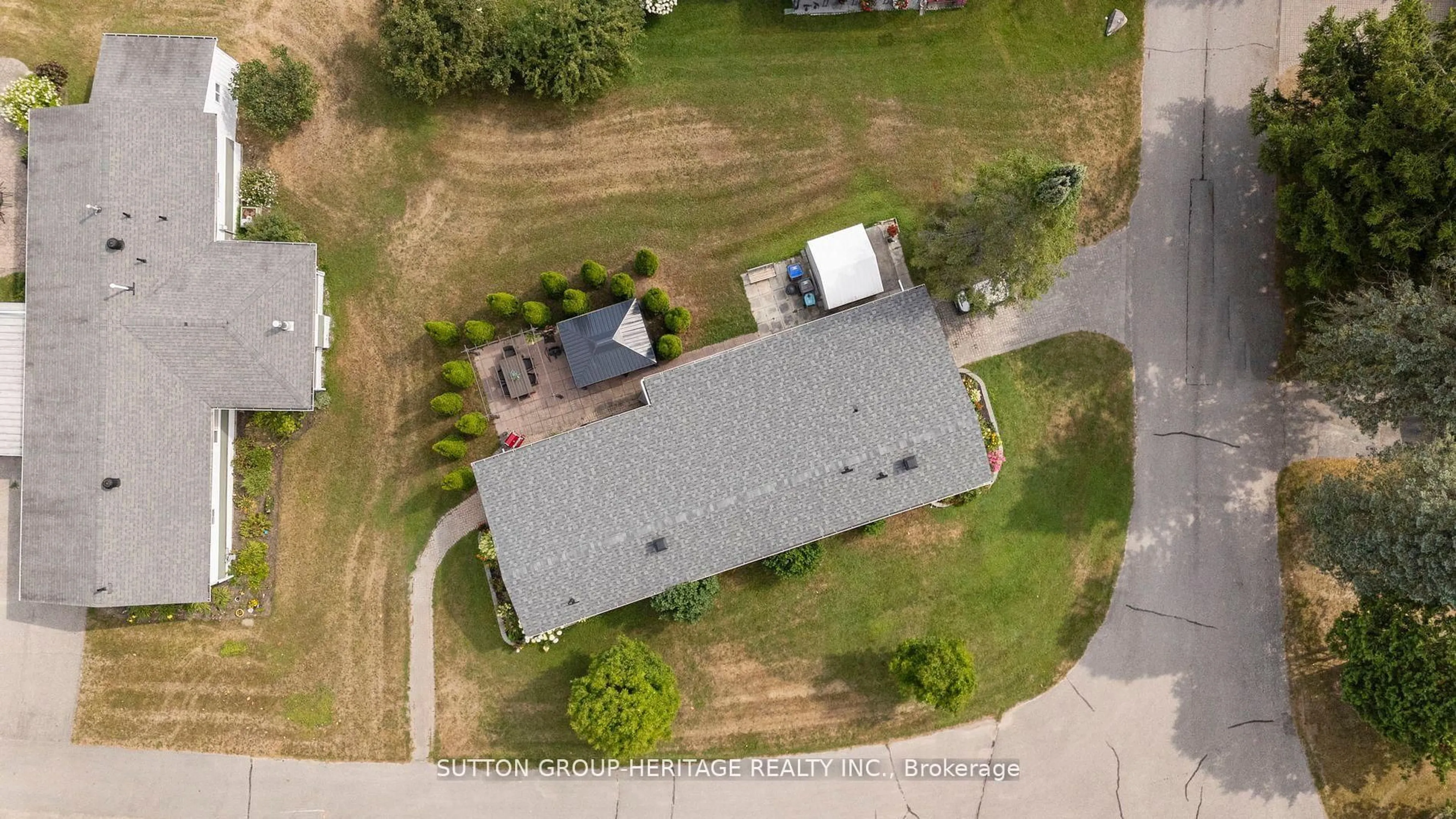 A pic from outside/outdoor area/front of a property/back of a property/a pic from drone, street for 29 CAMERON Dr, Oro-Medonte Ontario L0L 1T0