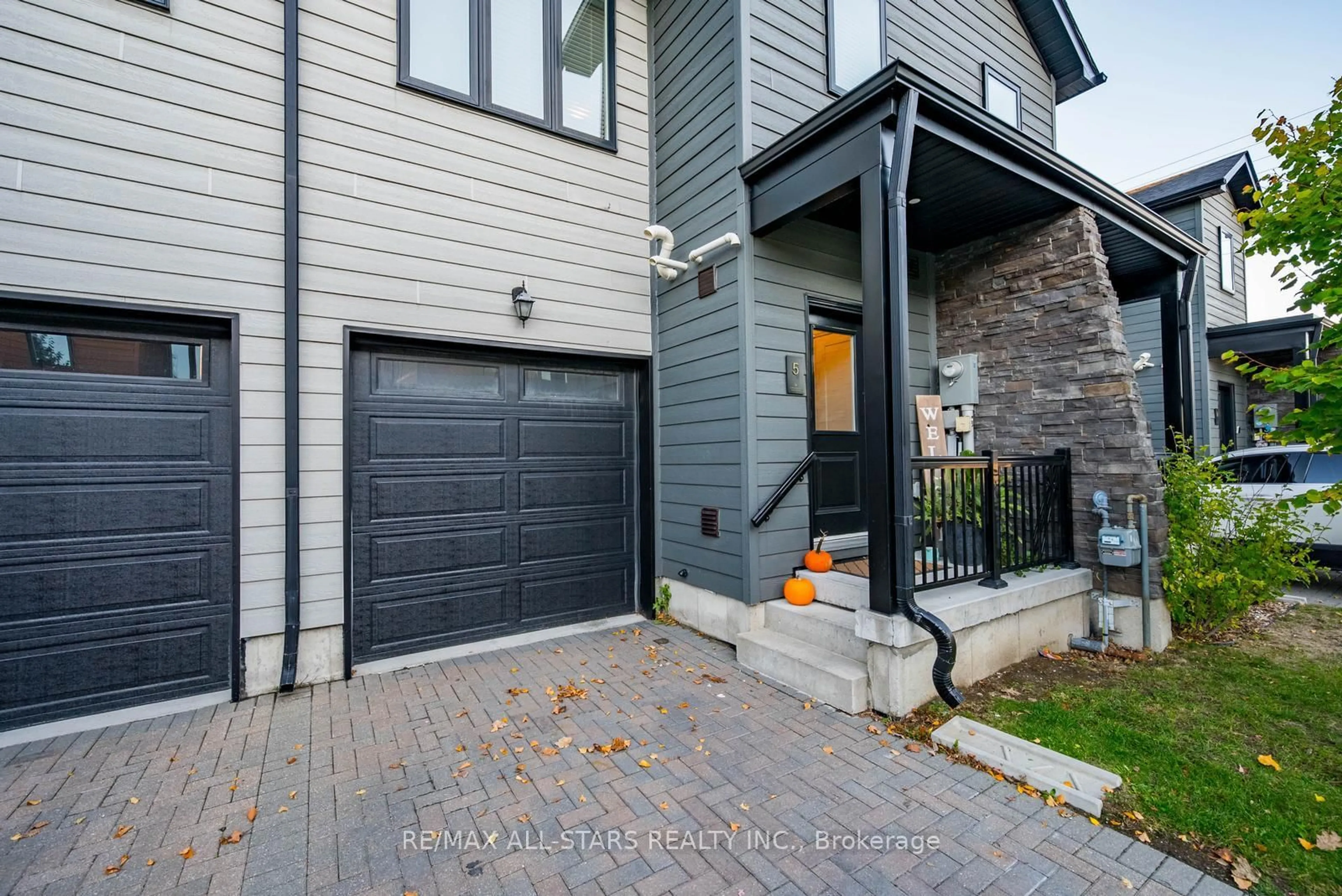 Home with brick exterior material, street for 5 Stonehart Lane #20, Barrie Ontario L4M 7E8