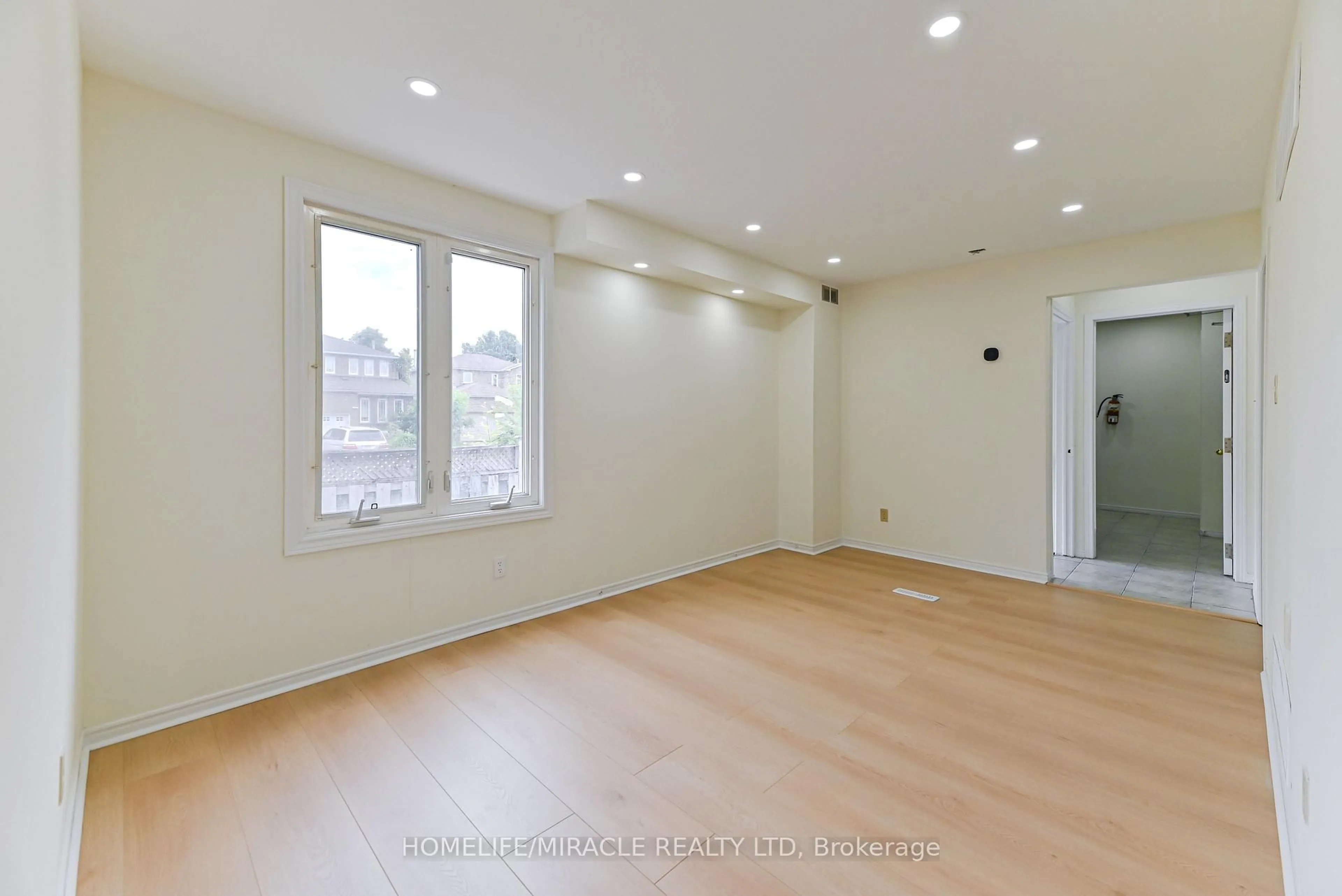 A pic of a room for 40 Blair Cres, Barrie Ontario L4M 5Y6