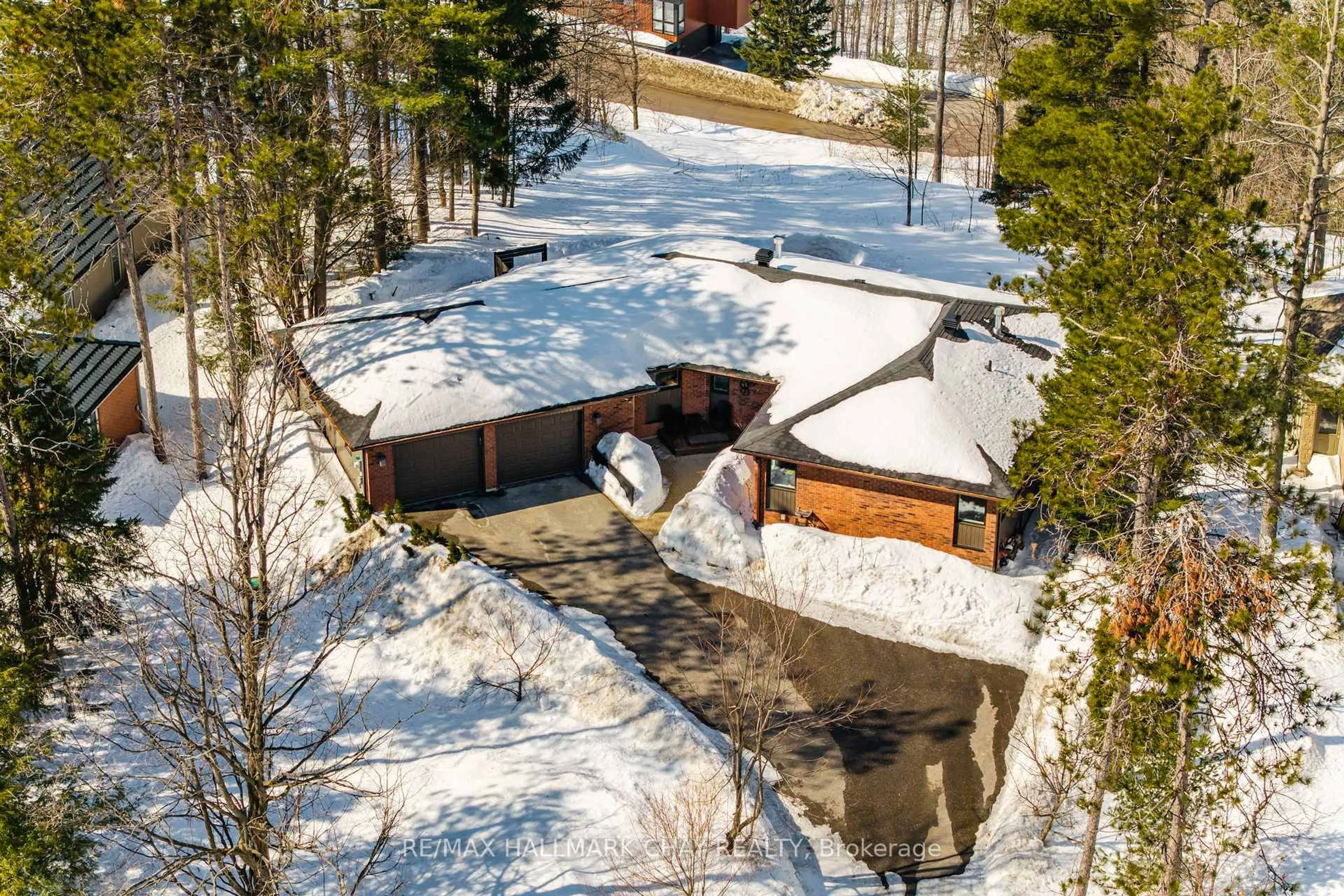 A pic from outside/outdoor area/front of a property/back of a property/a pic from drone, street for 16 Highland Dr, Oro-Medonte Ontario L0L 2L0