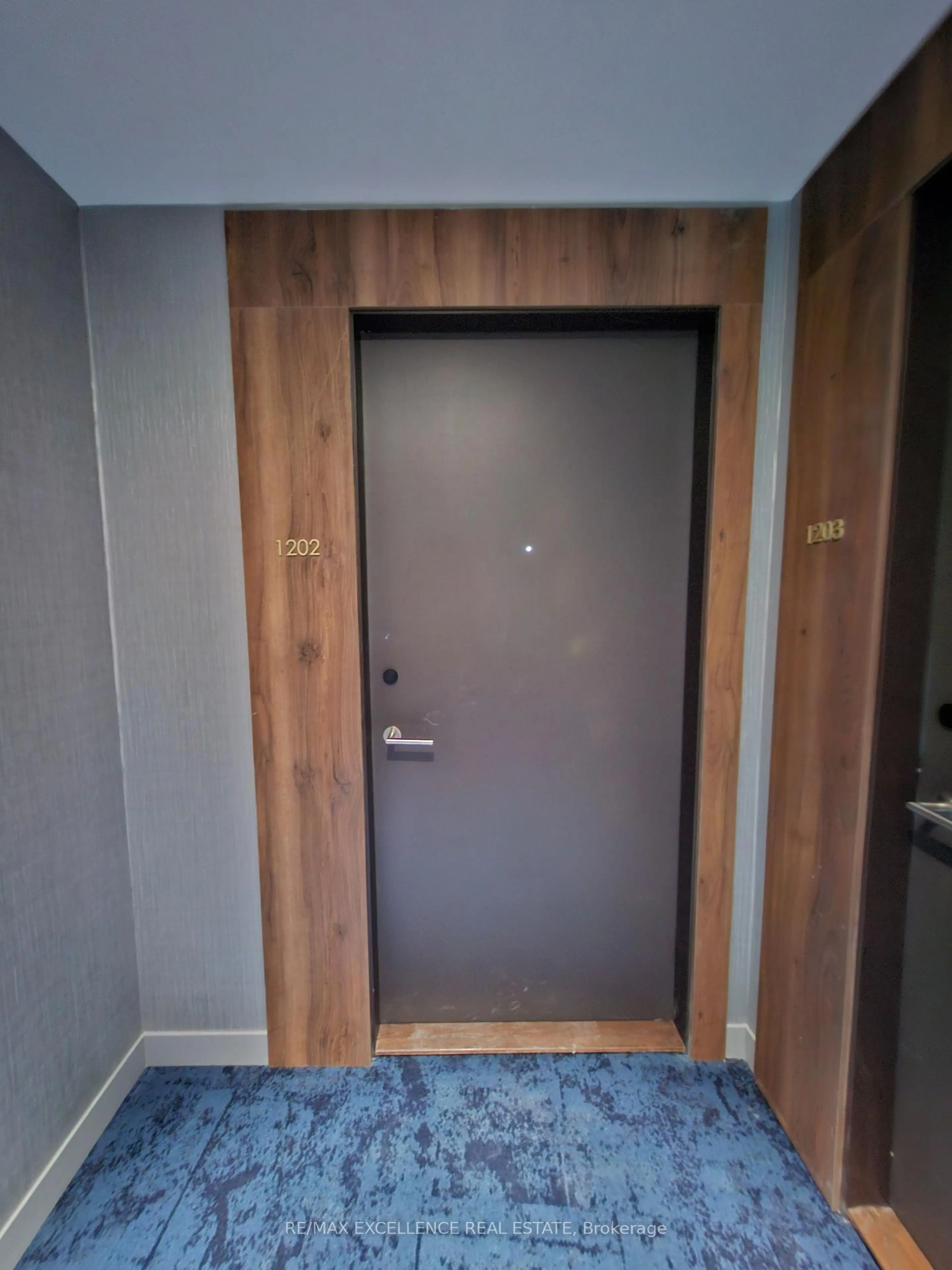 Indoor foyer for 39 Mary St #1202, Barrie Ontario L4N 1S9