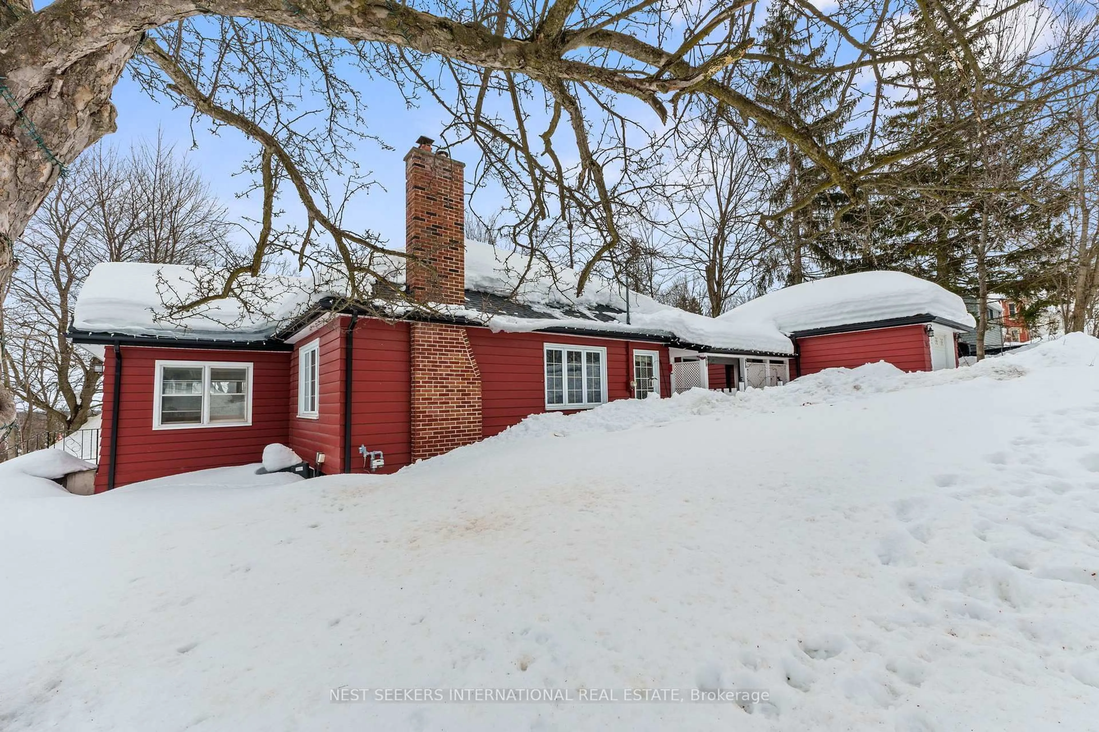 A pic from outside/outdoor area/front of a property/back of a property/a pic from drone, street for 155 Matchedash St, Orillia Ontario L3V 4V2