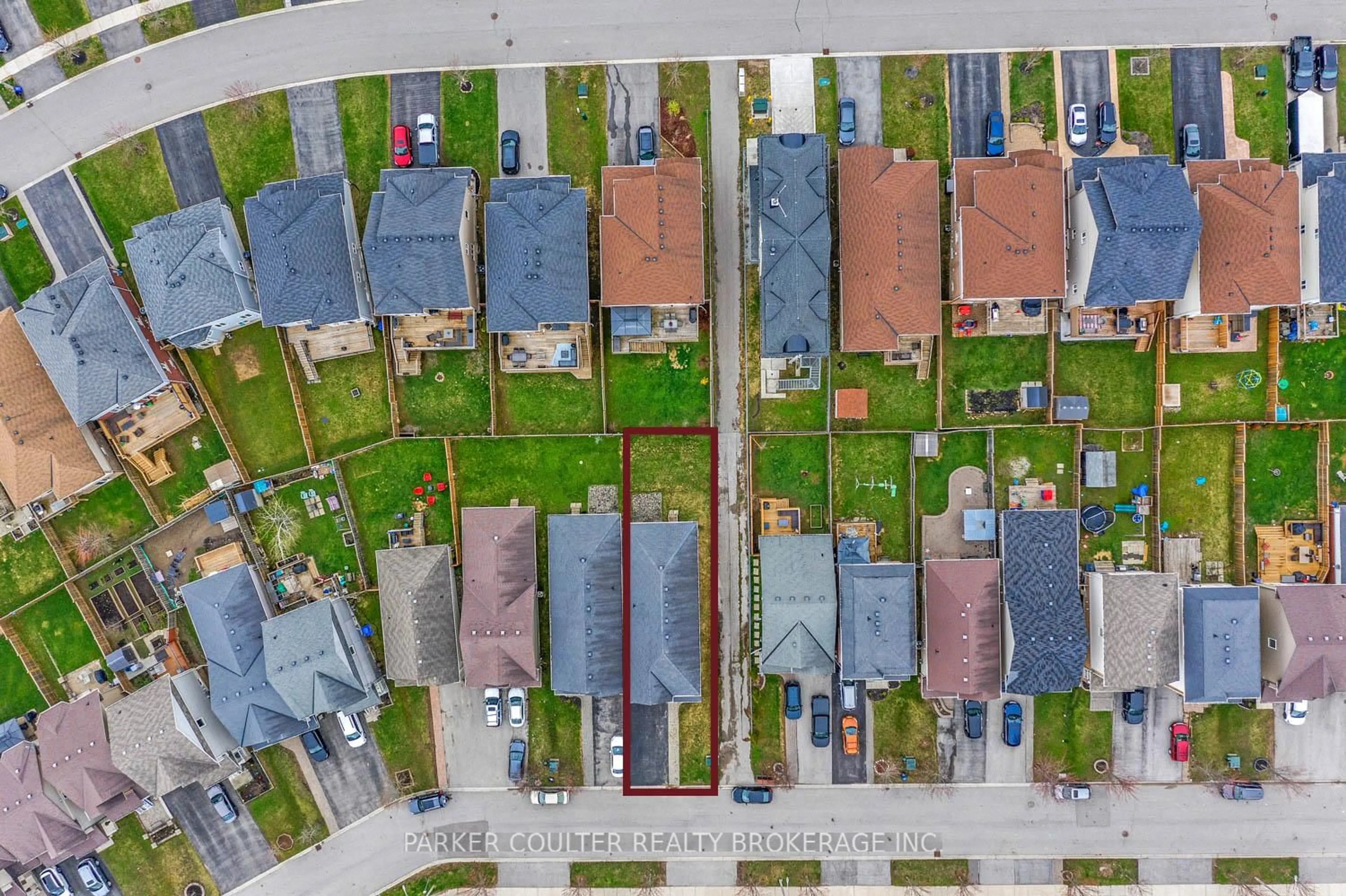 A pic from outside/outdoor area/front of a property/back of a property/a pic from drone, street for 66 Pearl Dr, Orillia Ontario L3V 0A6