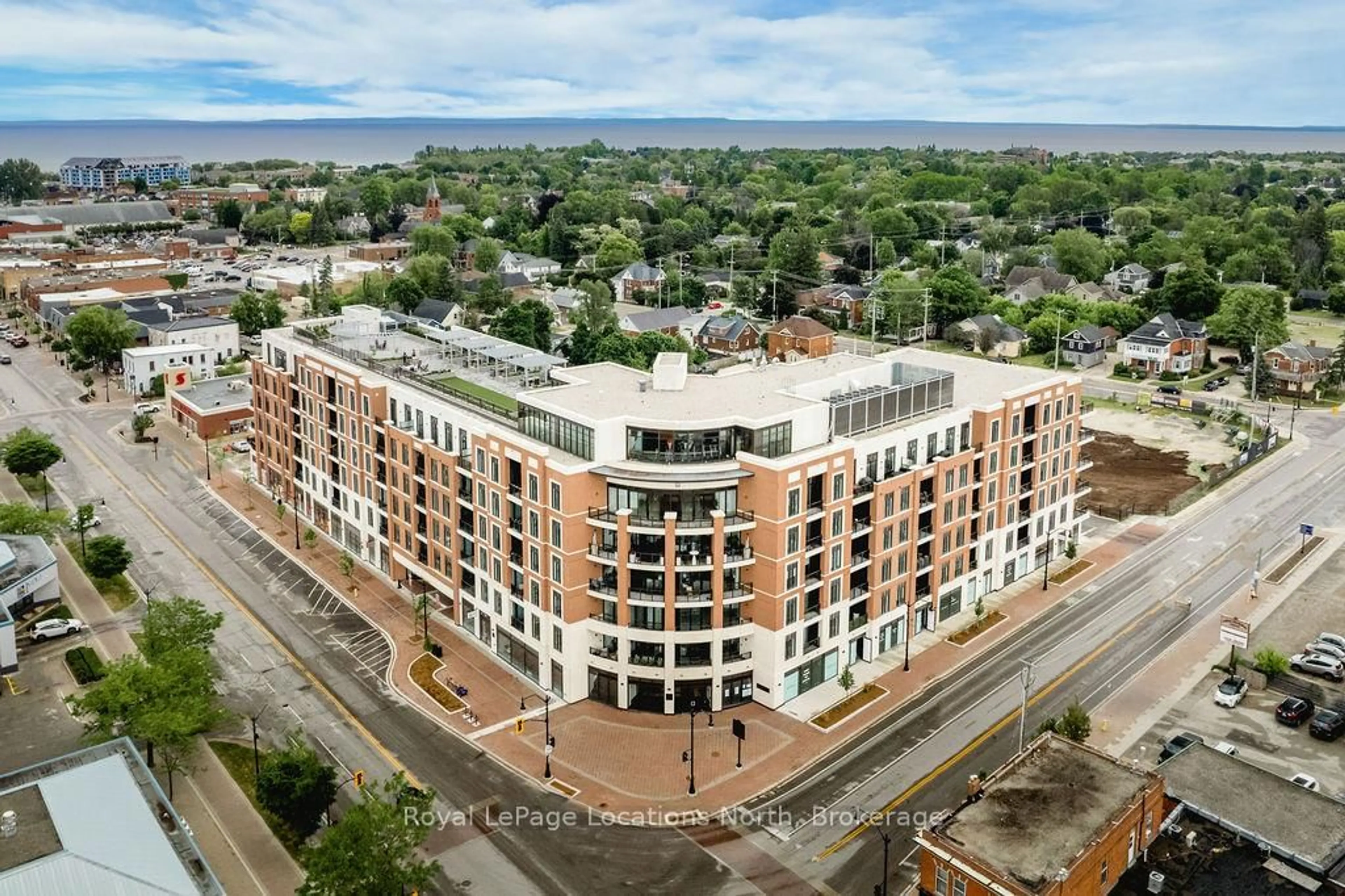 A pic from outside/outdoor area/front of a property/back of a property/a pic from drone, city buildings view from balcony for 1 Hume St #213, Collingwood Ontario L9Y 0X3