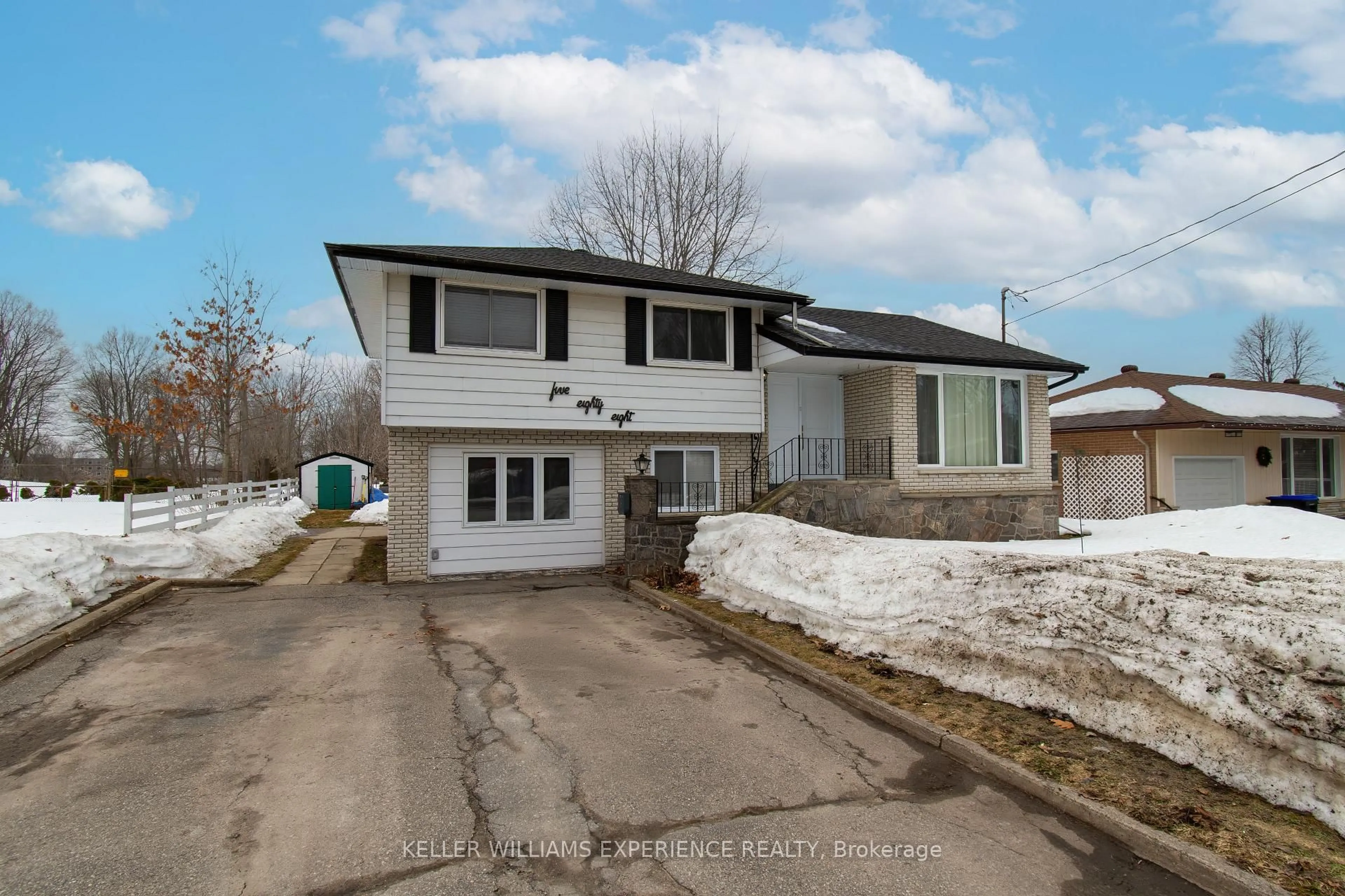 Unknown for 588 Manly St, Midland Ontario L4R 3G3