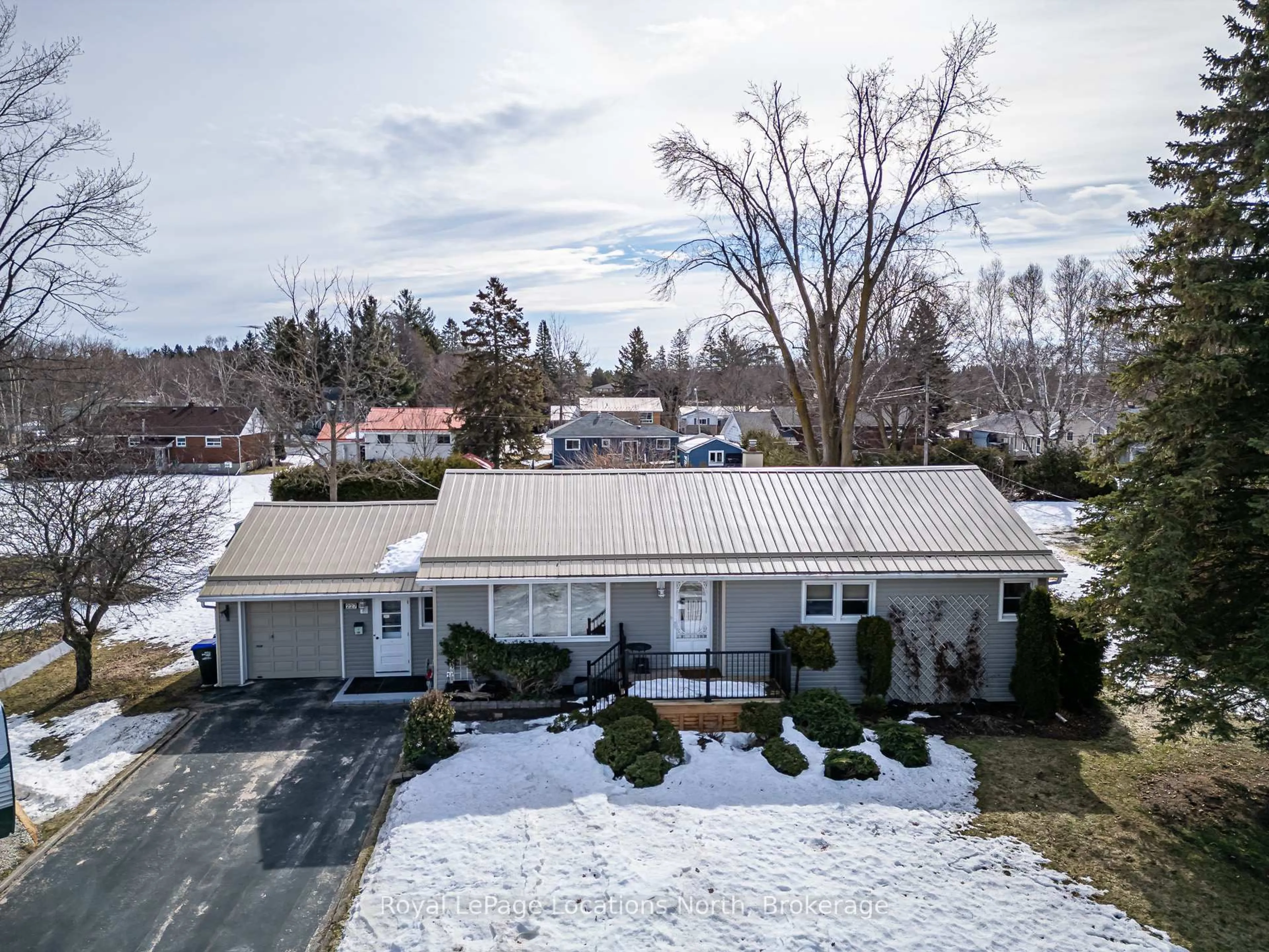 A pic from outside/outdoor area/front of a property/back of a property/a pic from drone, street for 227 Superior St, Clearview Ontario L0M 1S0
