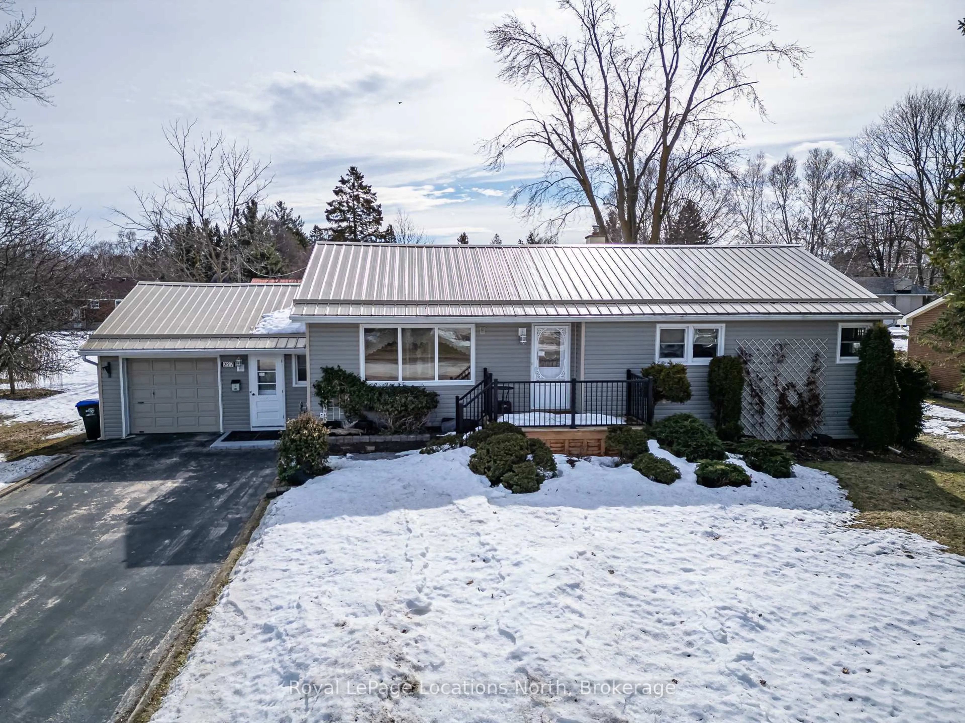 A pic from outside/outdoor area/front of a property/back of a property/a pic from drone, street for 227 Superior St, Clearview Ontario L0M 1S0