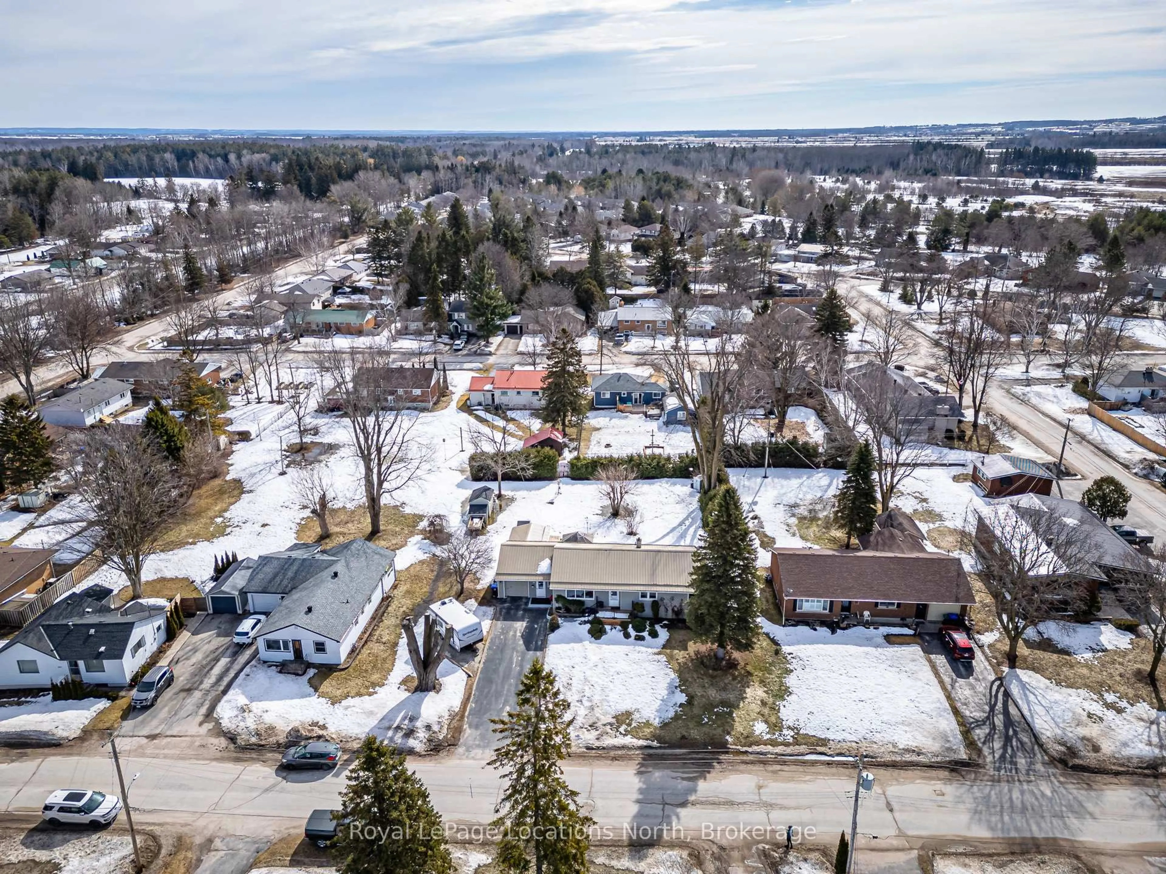 A pic from outside/outdoor area/front of a property/back of a property/a pic from drone, street for 227 Superior St, Clearview Ontario L0M 1S0