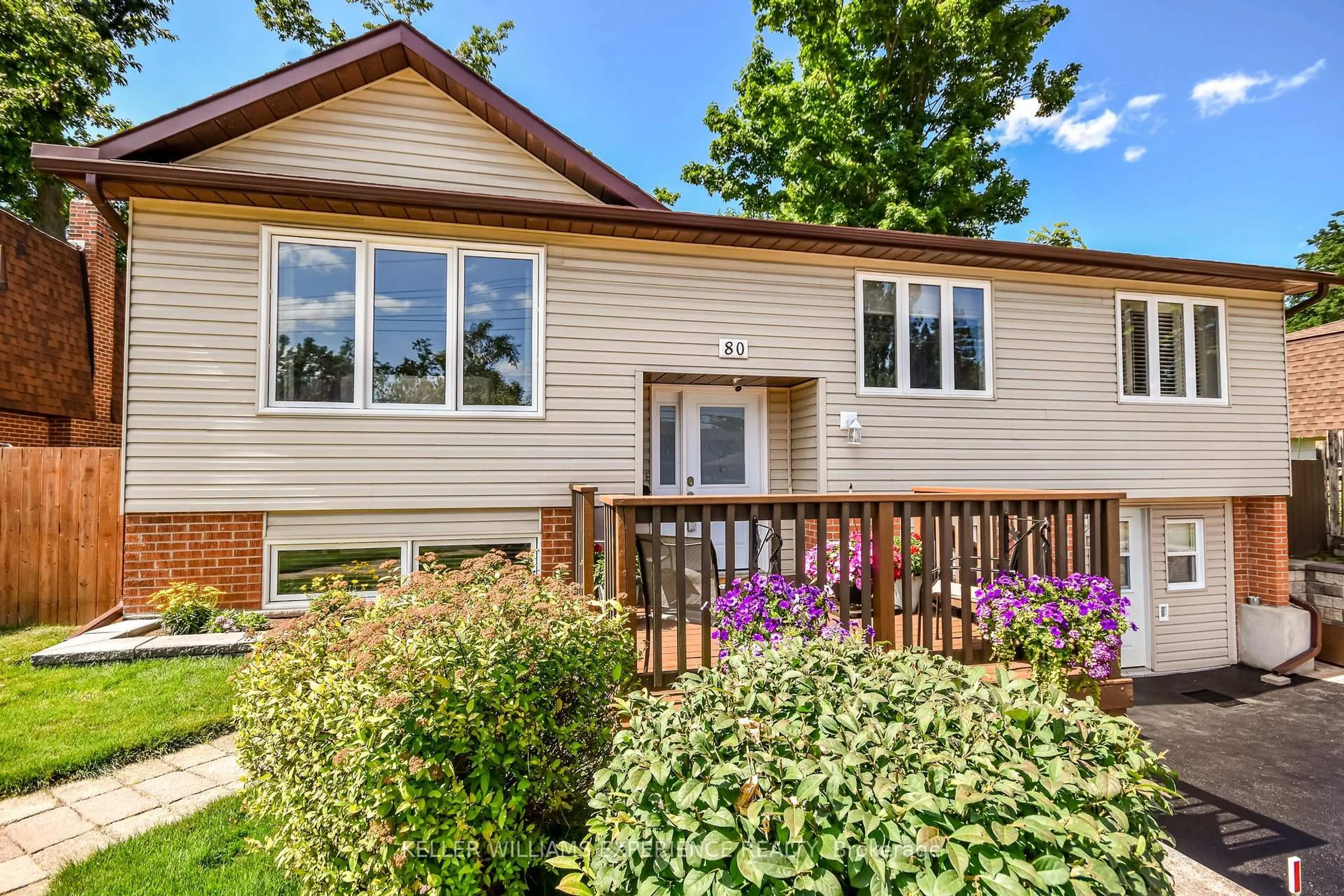 Home with vinyl exterior material, street for 80 Cundles Rd, Barrie Ontario L4M 2Z7