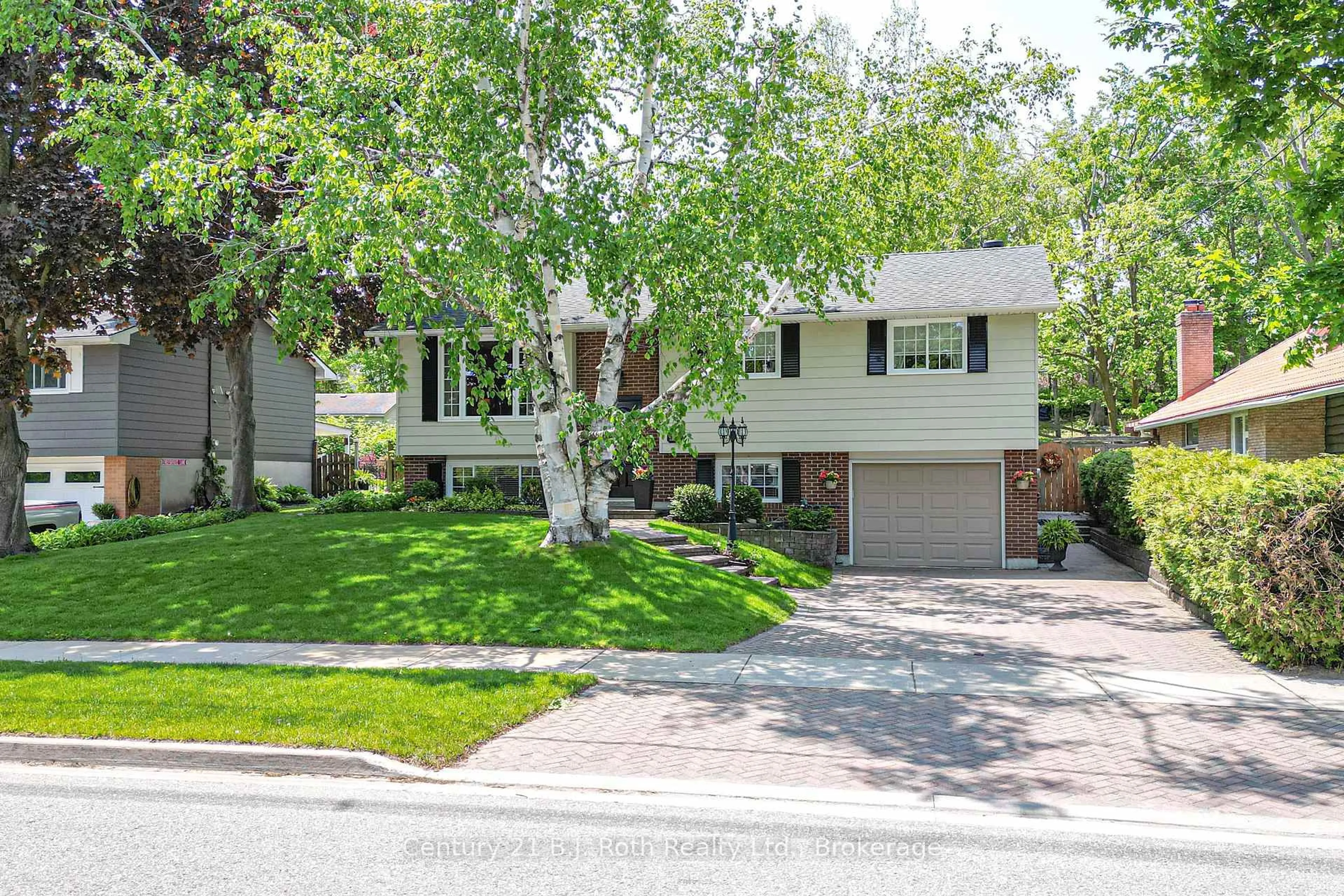 Home with vinyl exterior material, street for 297 Matchedash St, Orillia Ontario L3V 4W1