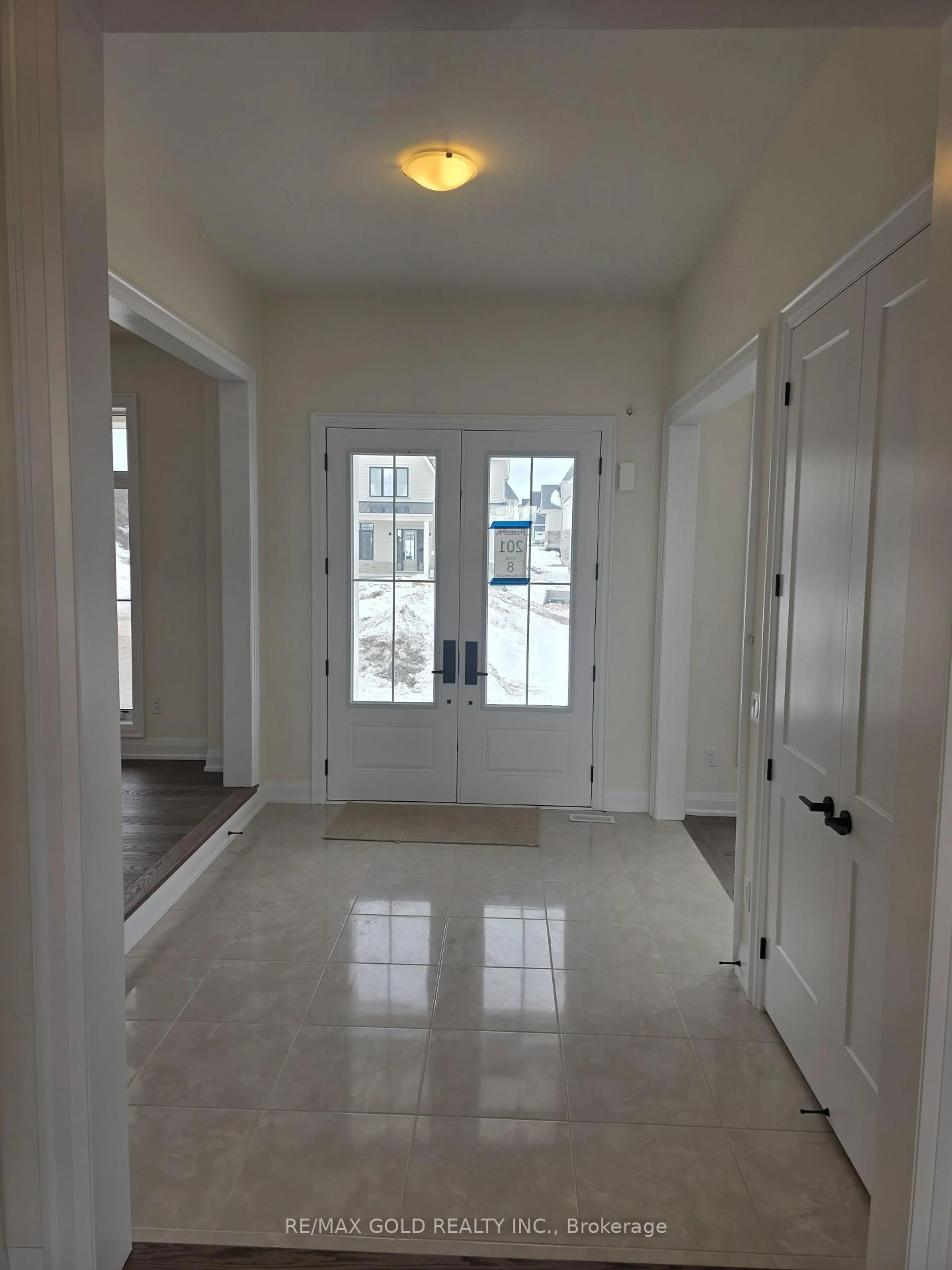 Indoor entryway for 8 Vinnicombe Dr, Oro-Medonte Ontario L0L 2L0