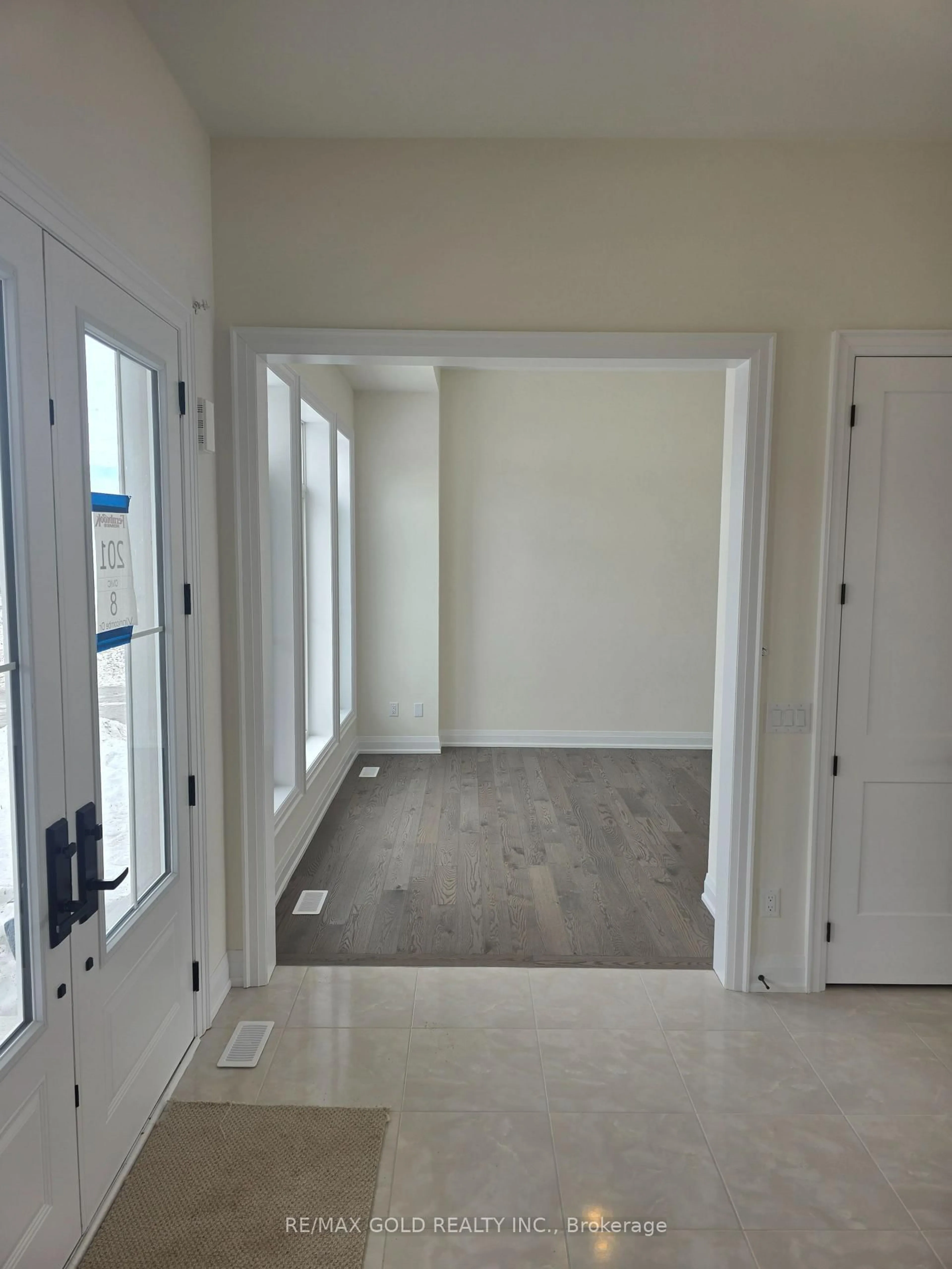Indoor entryway for 8 Vinnicombe Dr, Oro-Medonte Ontario L0L 2L0