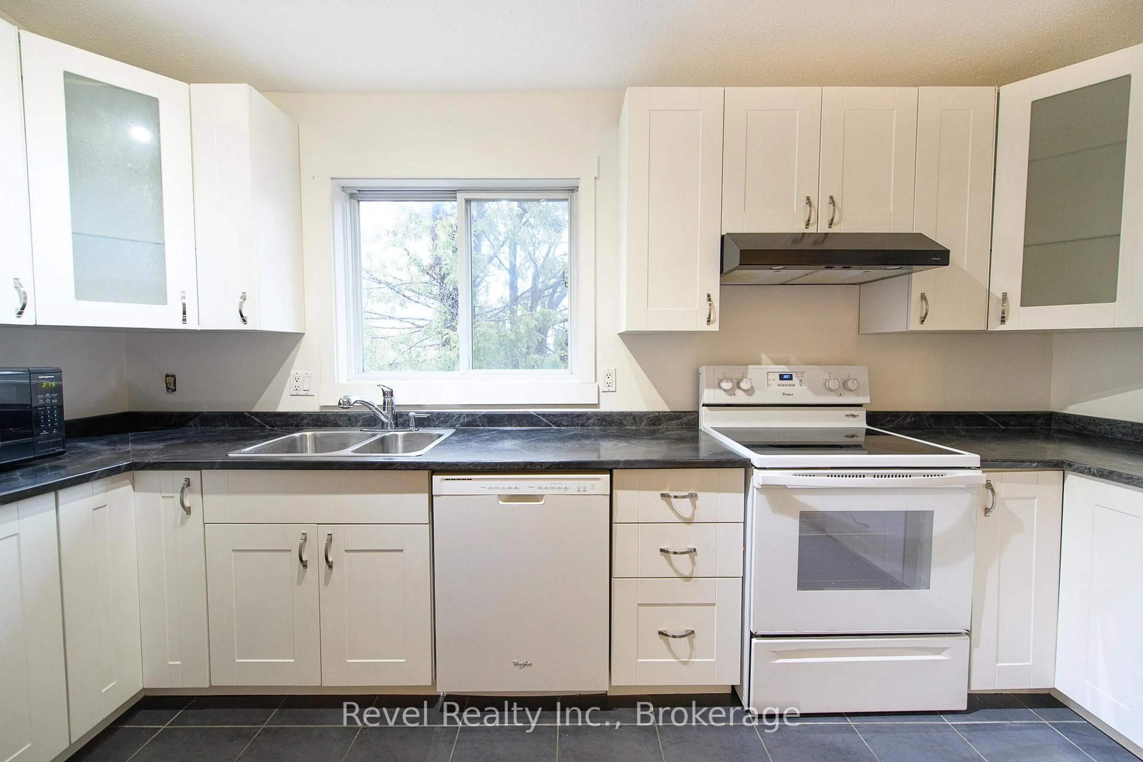 Standard kitchen, unknown for 17 Harbour St #227, Collingwood Ontario L9Y 5B4