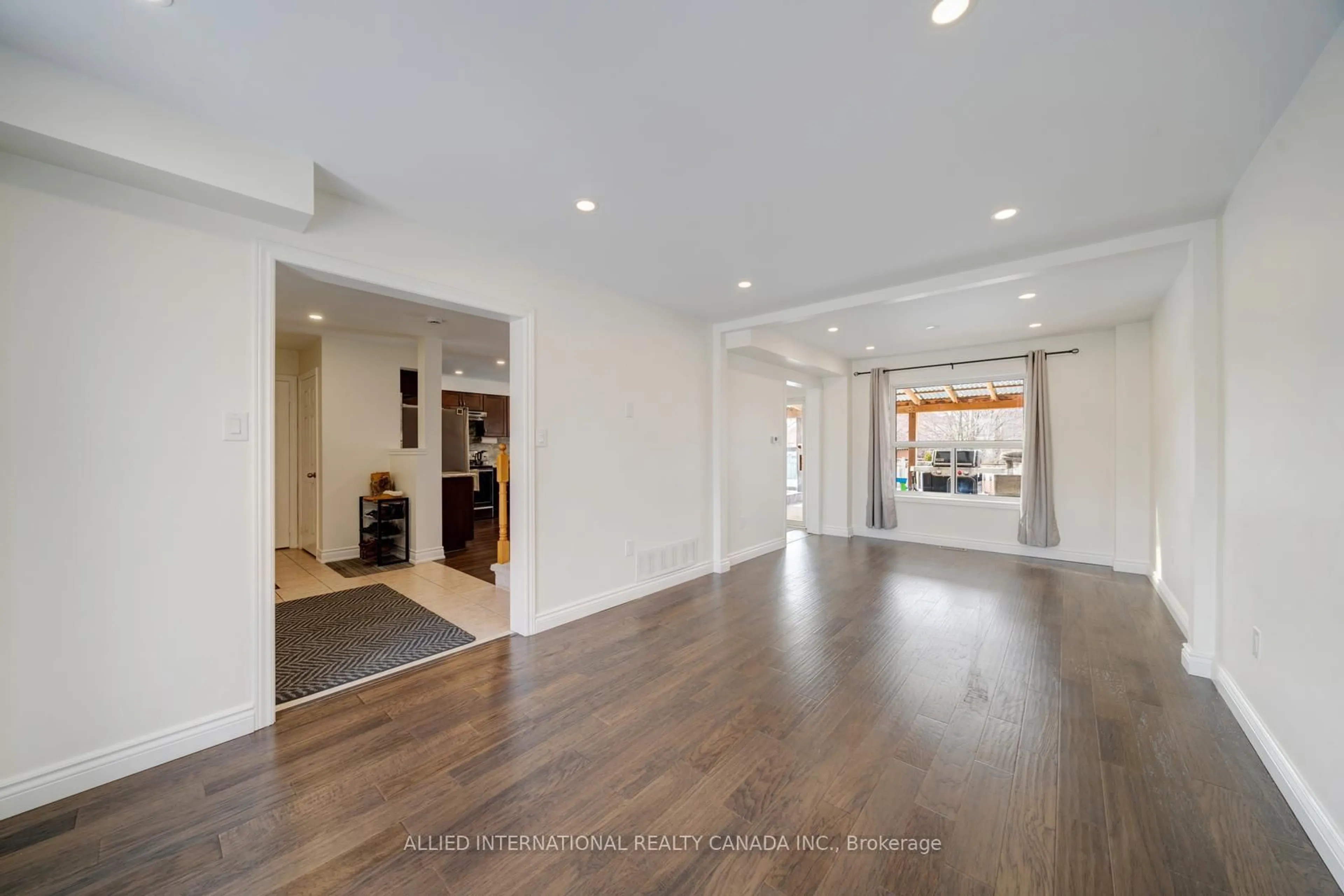 Indoor entryway for 199 Esther Dr, Barrie Ontario L4N 9S9