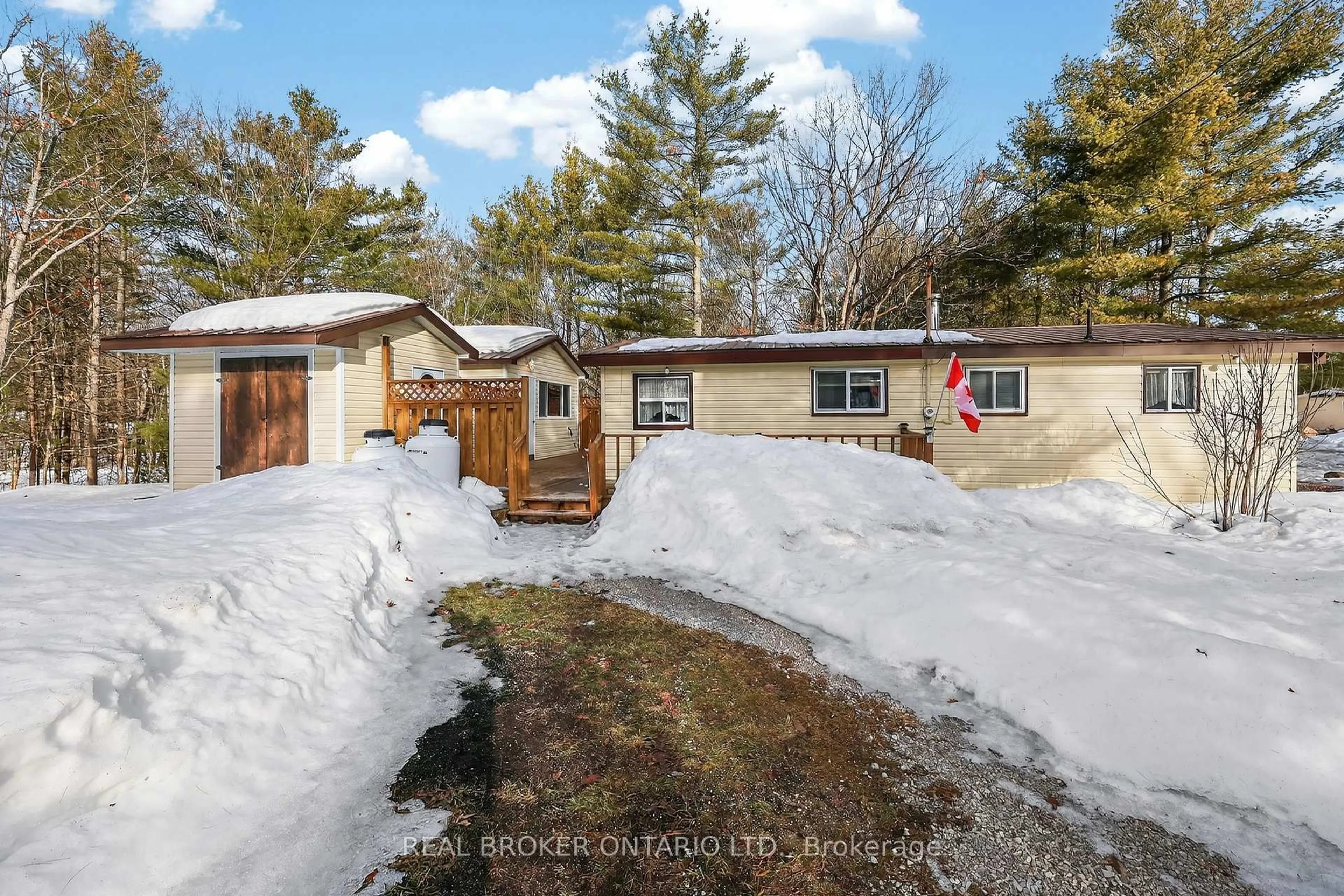 A pic from outside/outdoor area/front of a property/back of a property/a pic from drone, street for 7862 Park Lane Cres, Ramara Ontario L0K 2B0