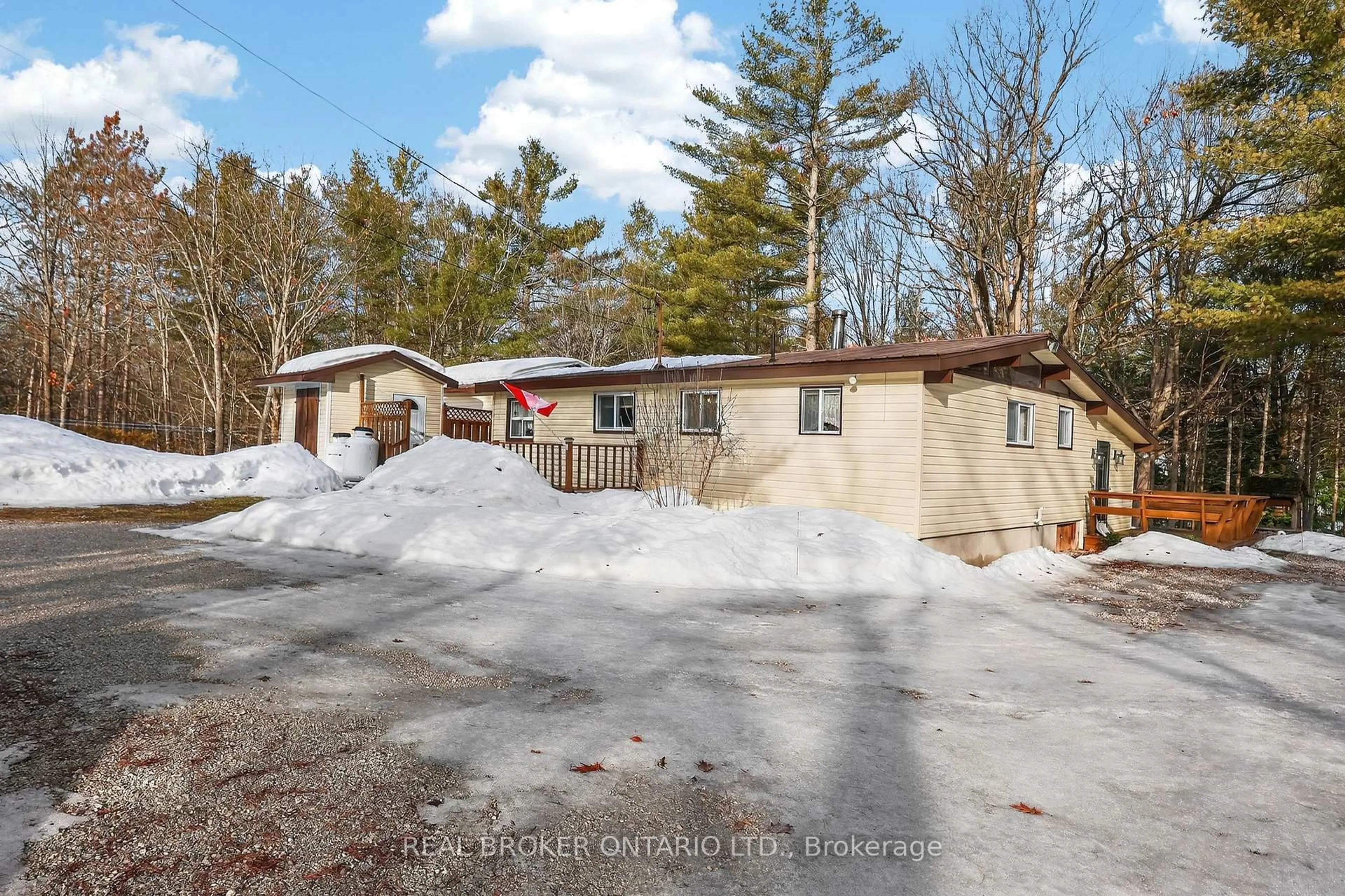 A pic from outside/outdoor area/front of a property/back of a property/a pic from drone, unknown for 7862 Park Lane Cres, Ramara Ontario L0K 2B0