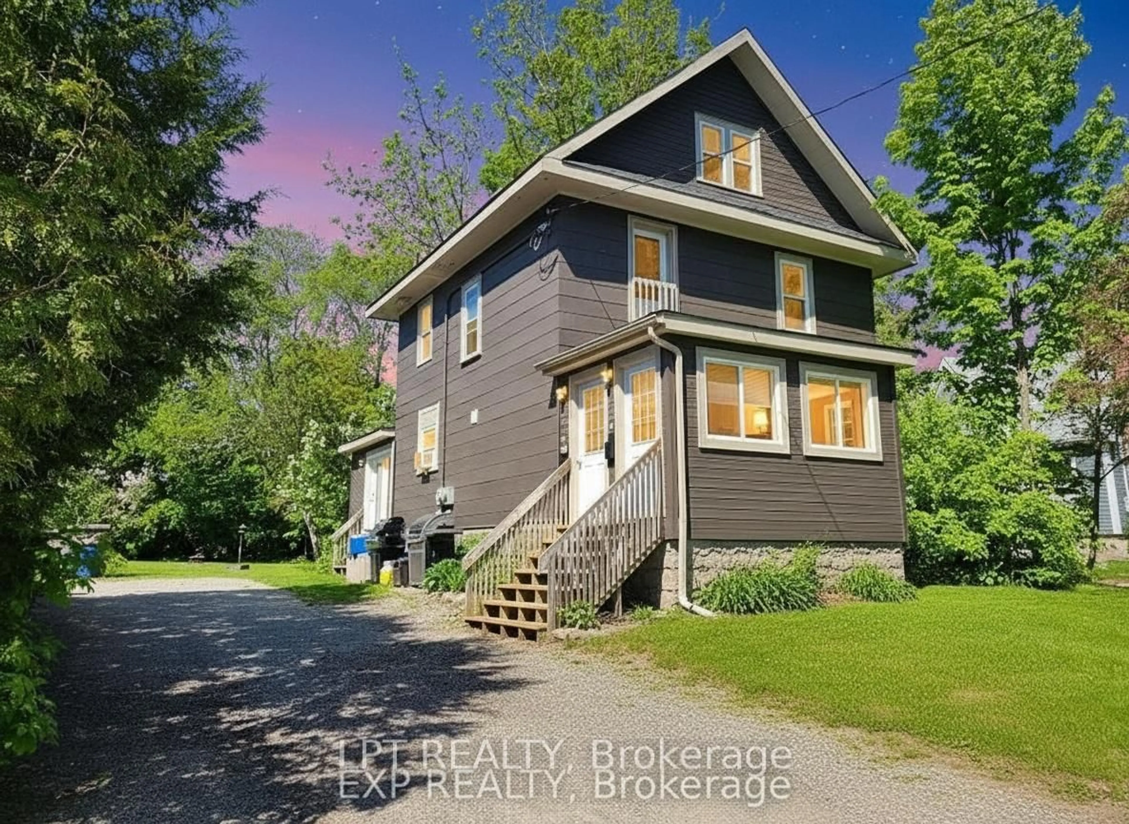 A pic from outside/outdoor area/front of a property/back of a property/a pic from drone, street for 436 Queen St, Midland Ontario L4R 3J1