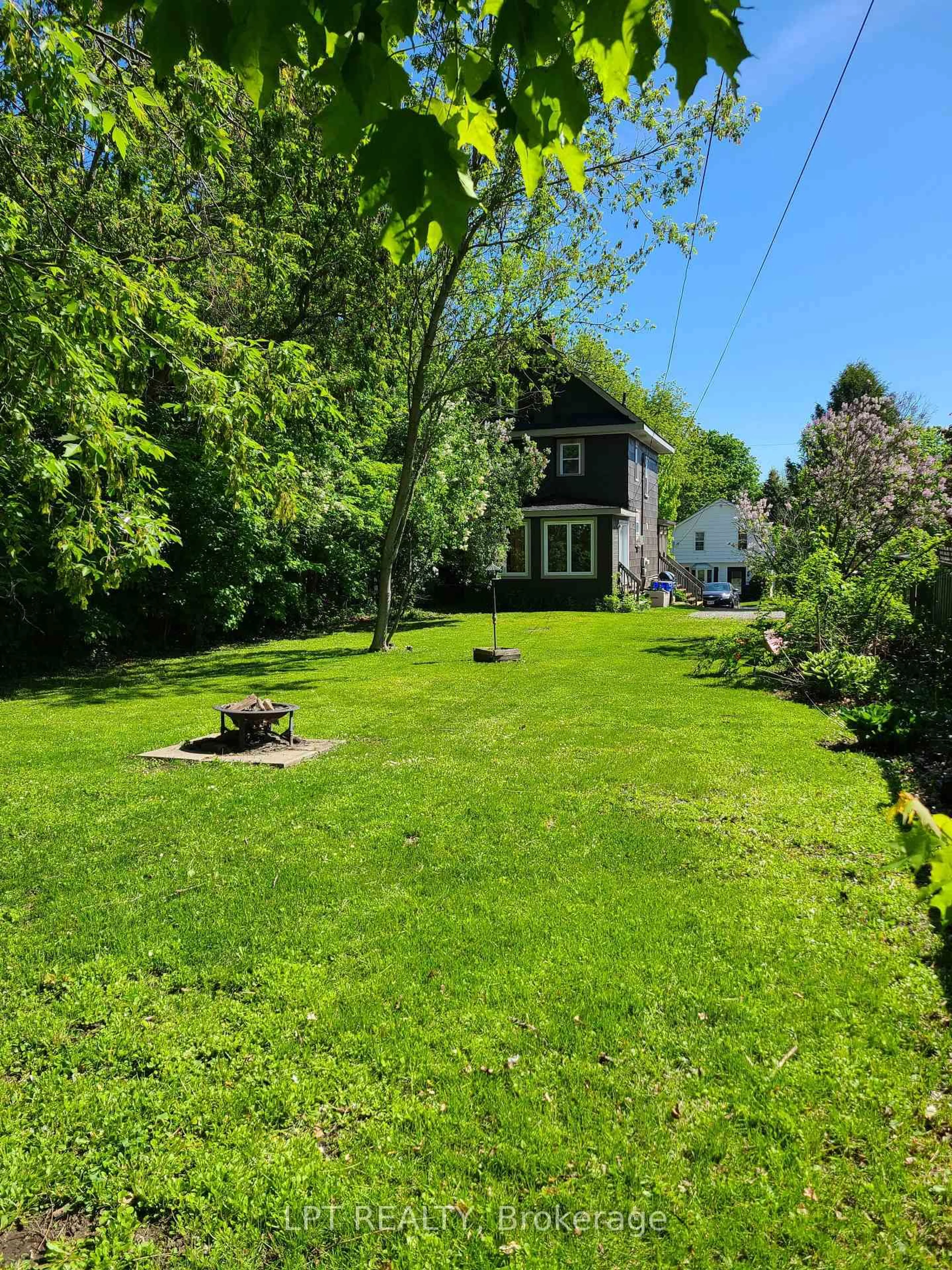 A pic from outside/outdoor area/front of a property/back of a property/a pic from drone, unknown for 436 Queen St, Midland Ontario L4R 3J1