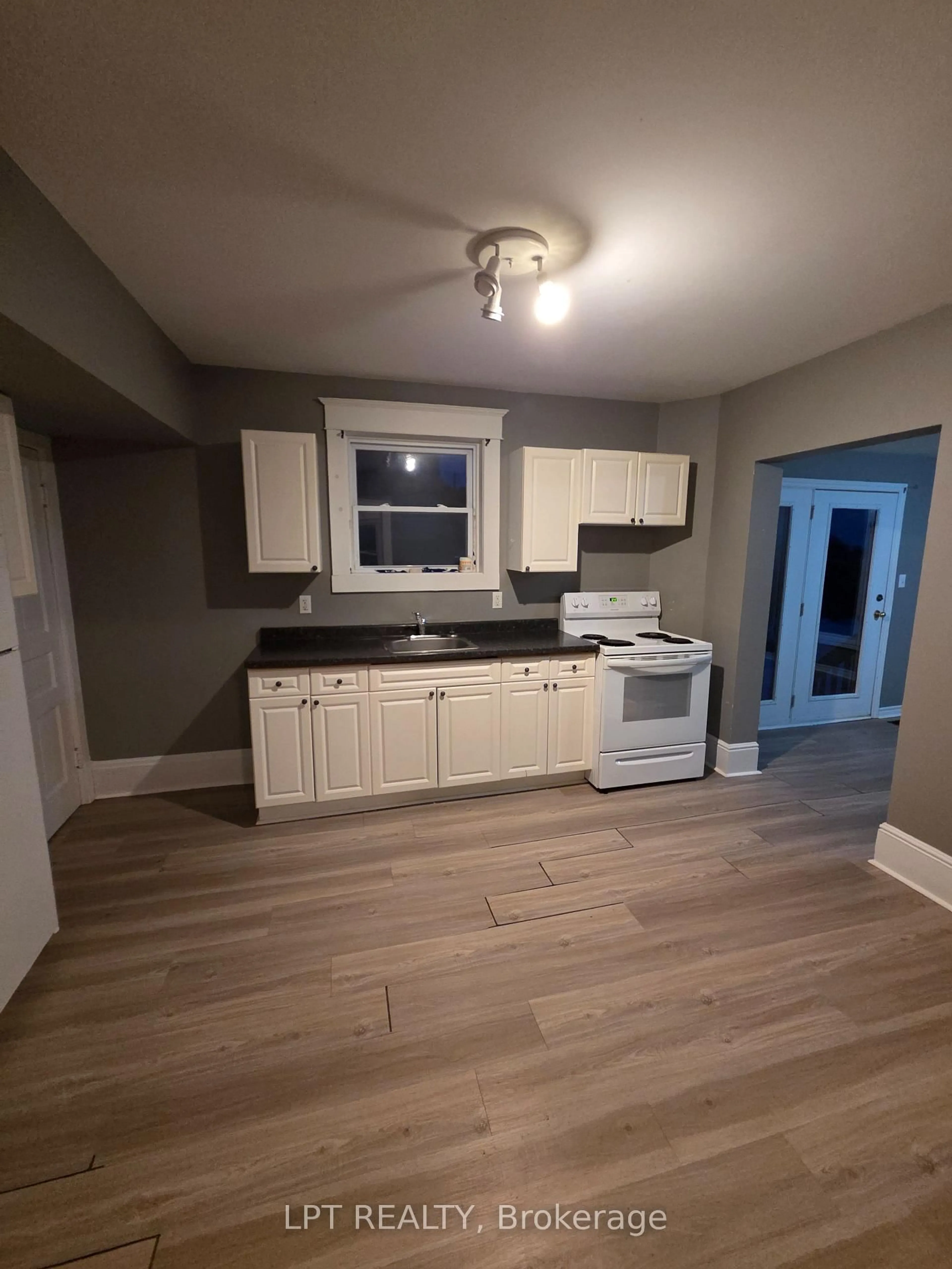 A pic of a room for 436 Queen St, Midland Ontario L4R 3J1