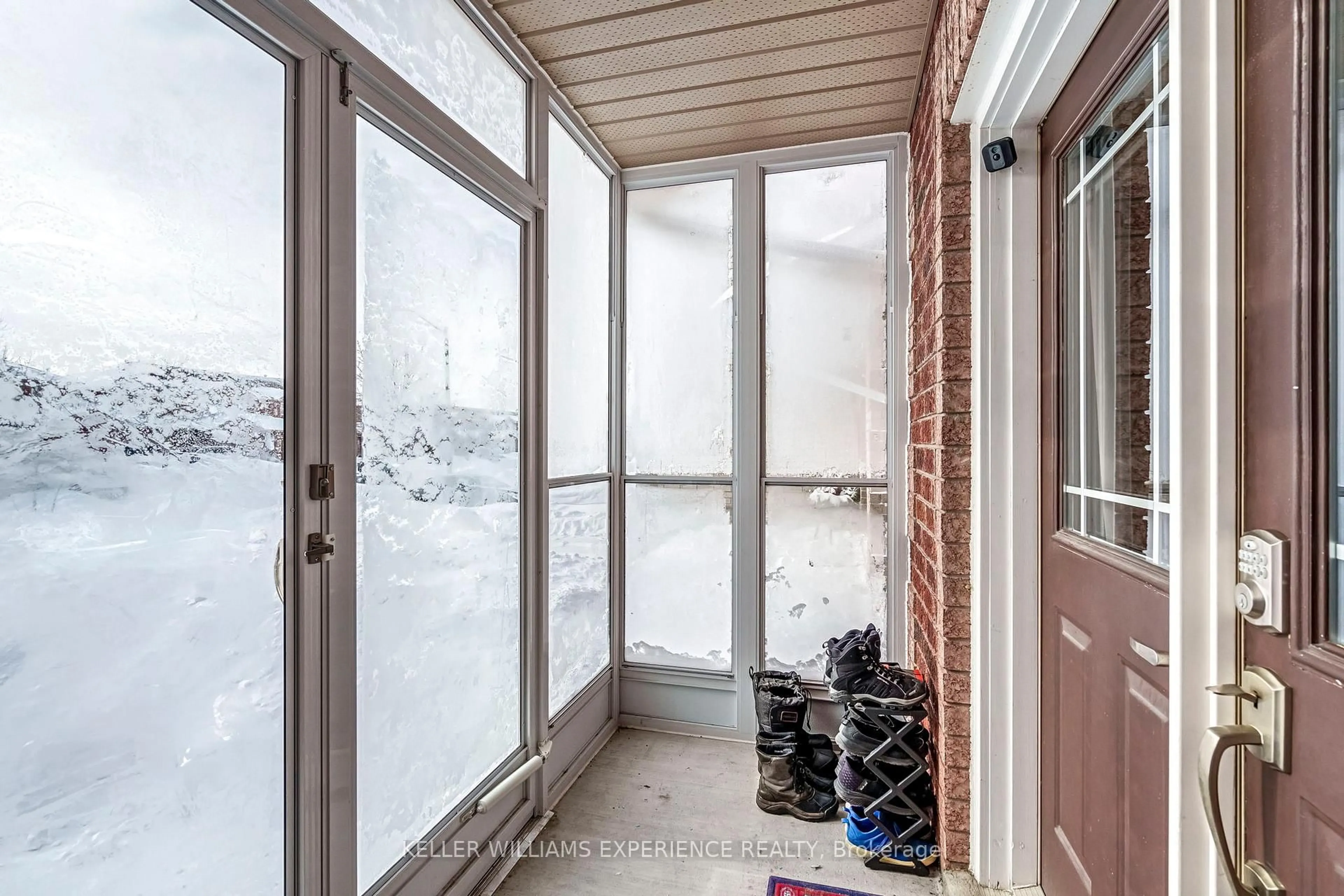 Indoor entryway for 28 Coronation Pkwy, Barrie Ontario L4M 7J8