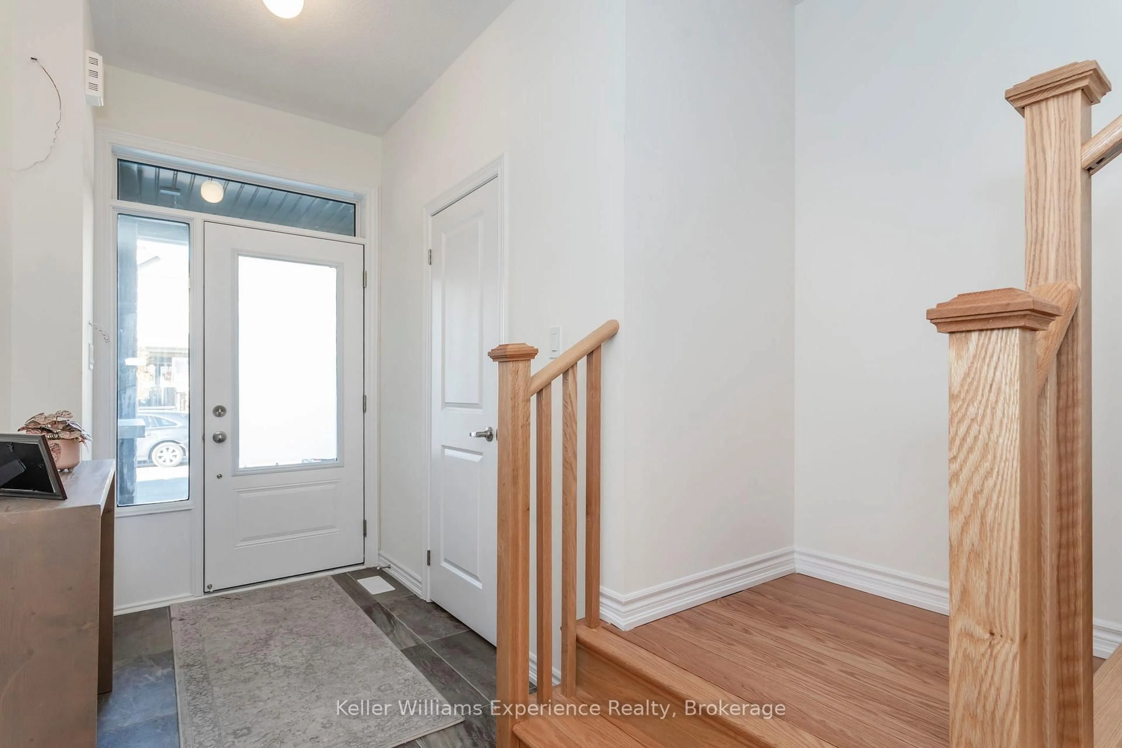 Indoor entryway for 12 Durham Ave, Barrie Ontario L9J 0W7