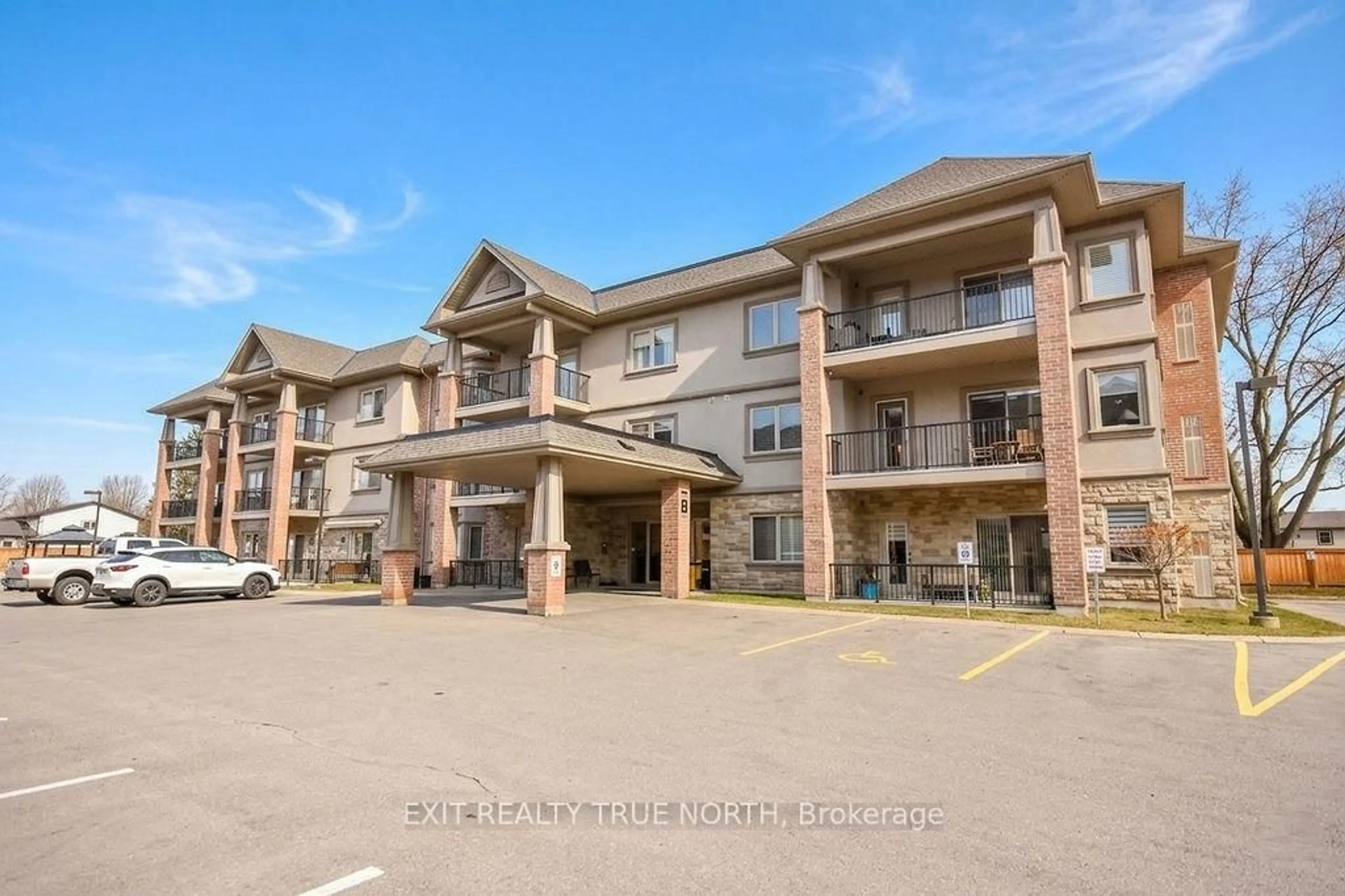 Indoor foyer for 19B Yonge St #204, Springwater Ontario L0L 1P0