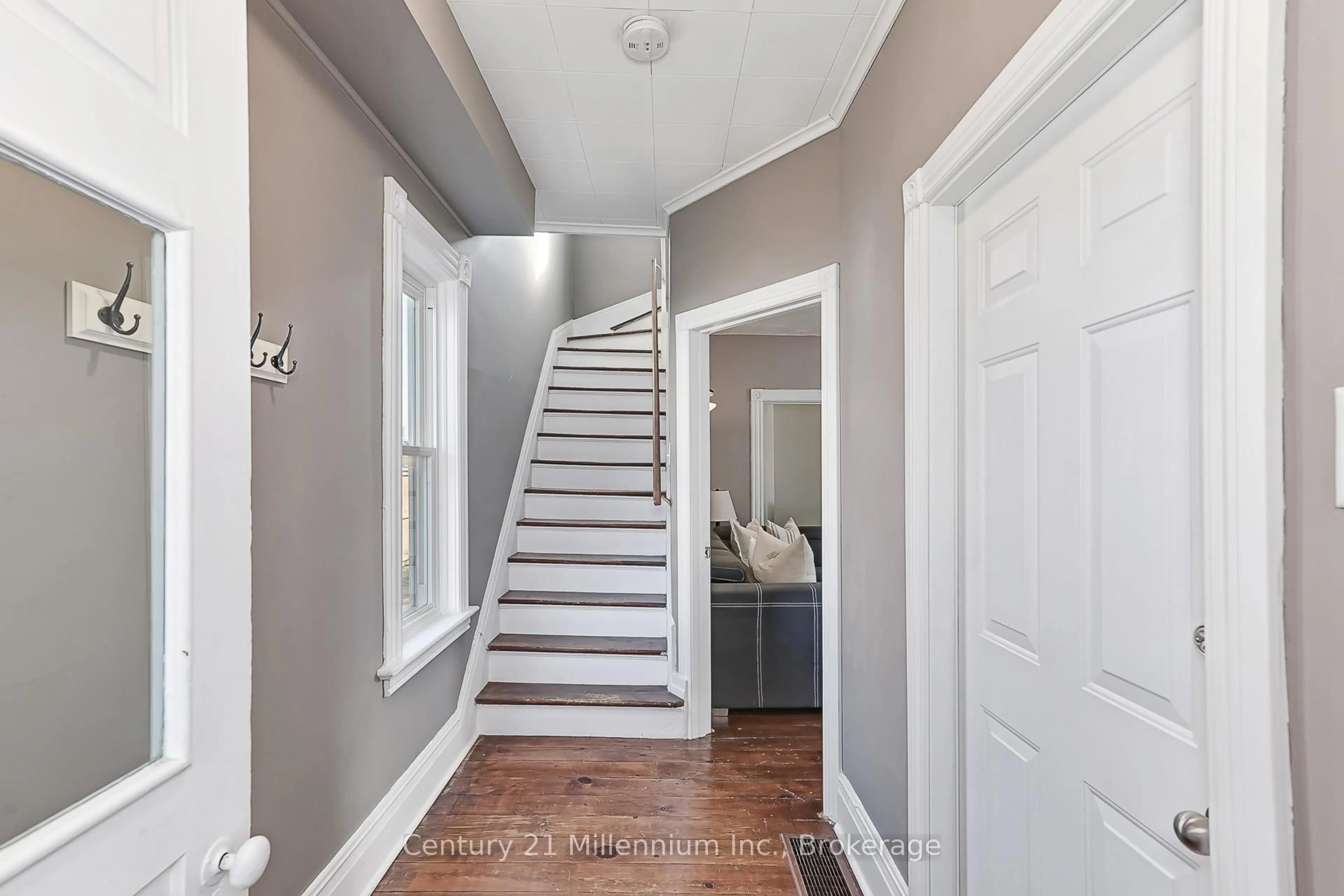 Indoor entryway for 117 Elm St, Collingwood Ontario L9Y 3J3